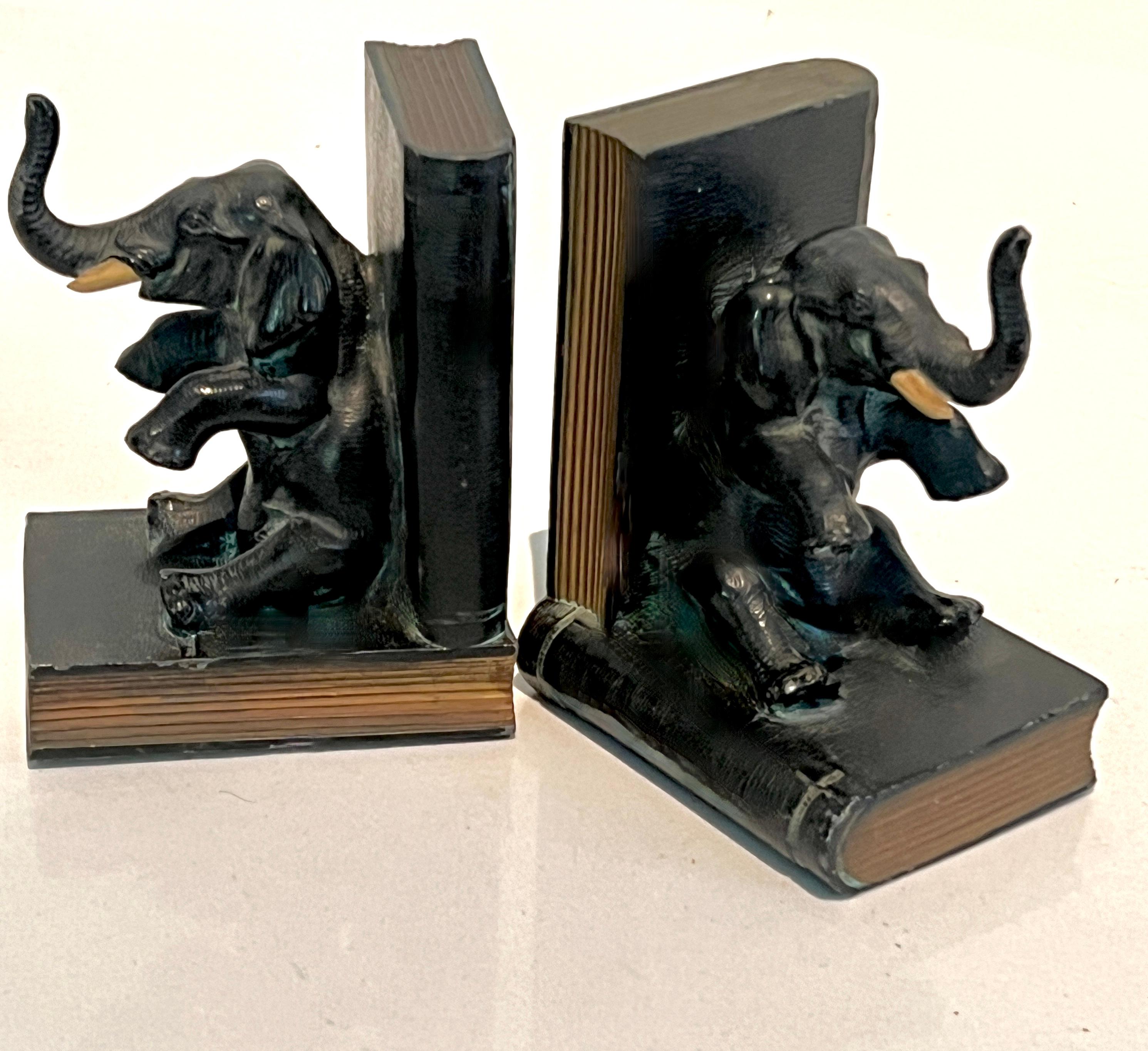 Paar Buchstützen Bronze-Elefanten mit Büchern sitzend mit Büchern im Angebot 5