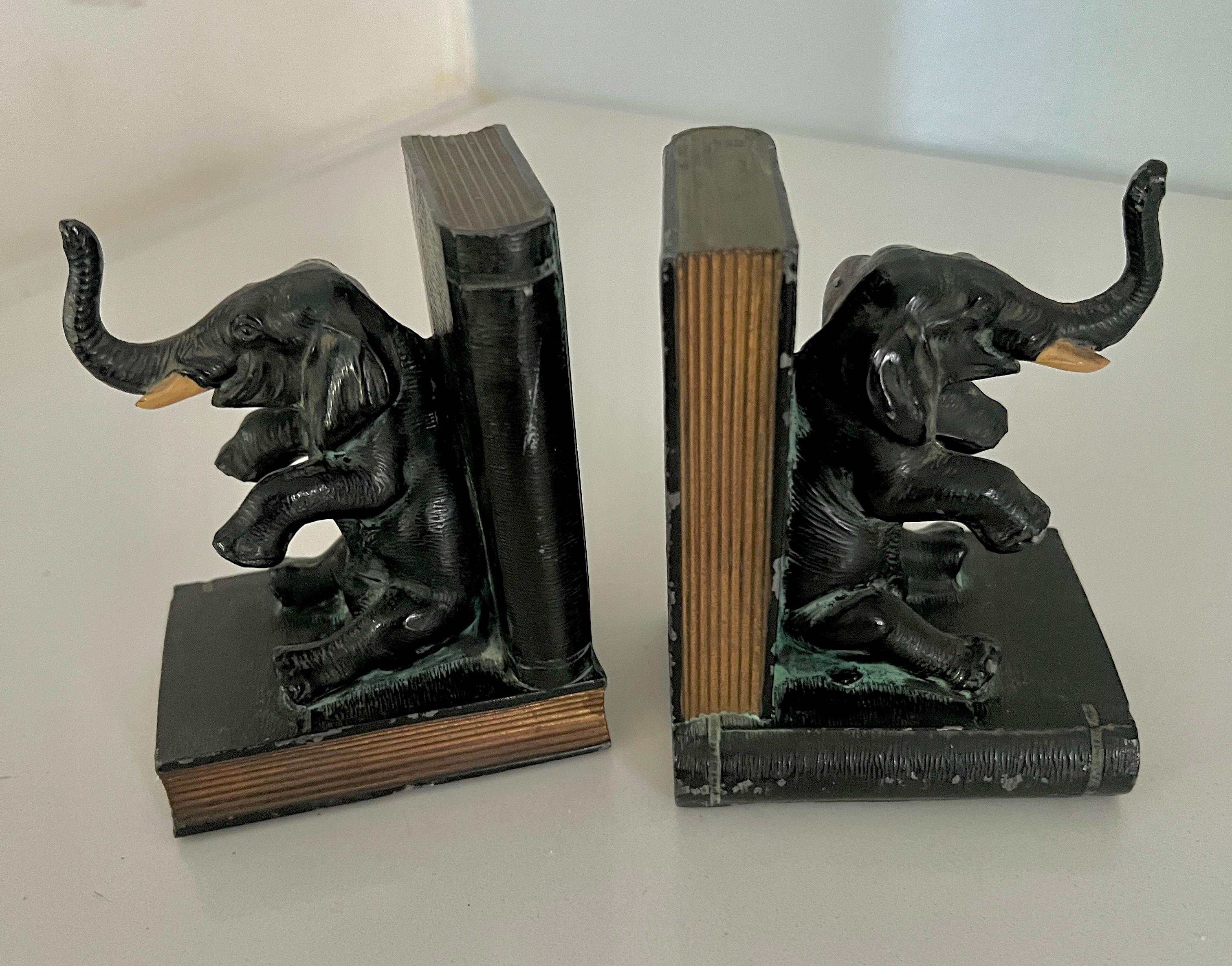 Paar Buchstützen Bronze-Elefanten mit Büchern sitzend mit Büchern (Handgefertigt) im Angebot
