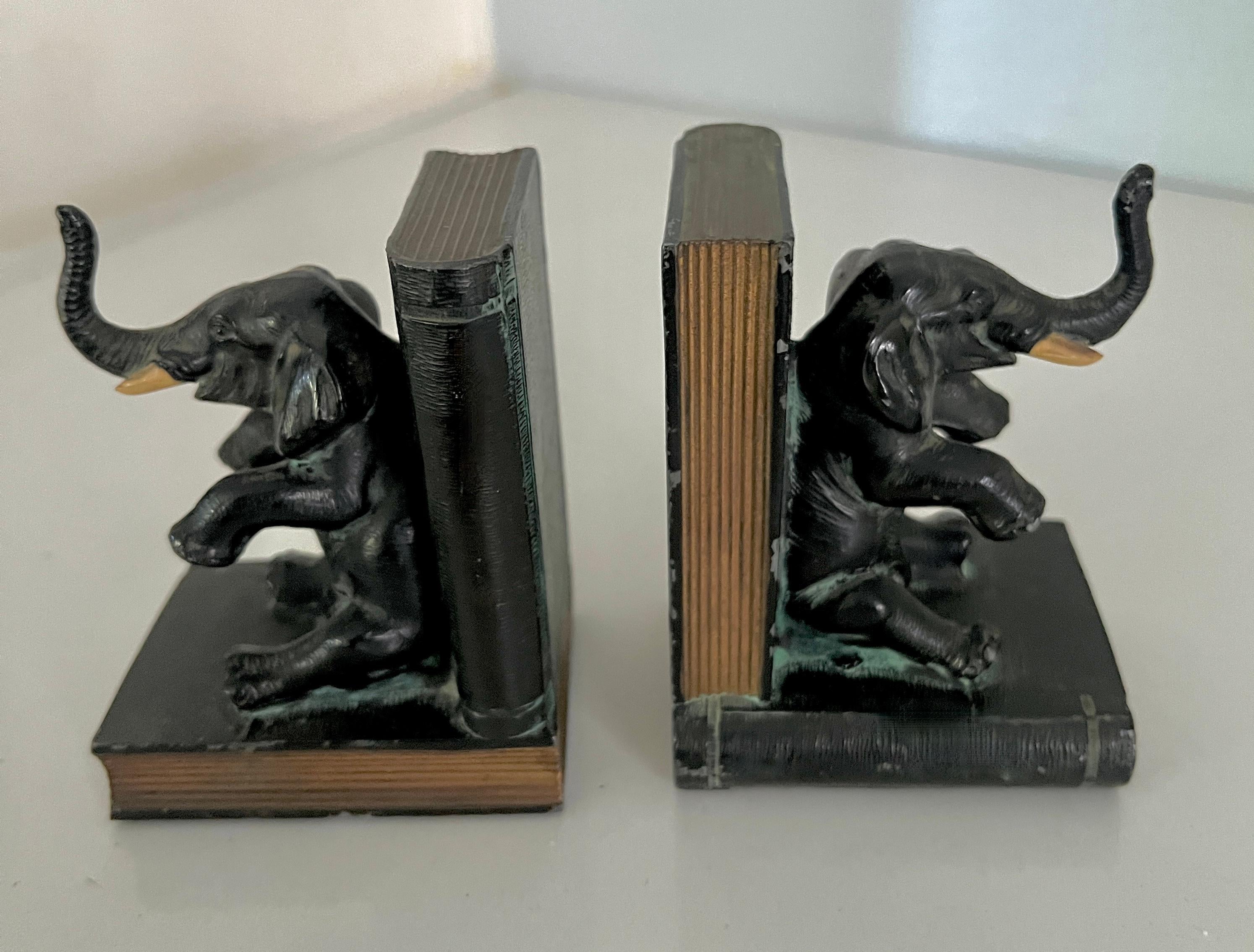 Paar Buchstützen Bronze-Elefanten mit Büchern sitzend mit Büchern im Zustand „Gut“ im Angebot in Los Angeles, CA