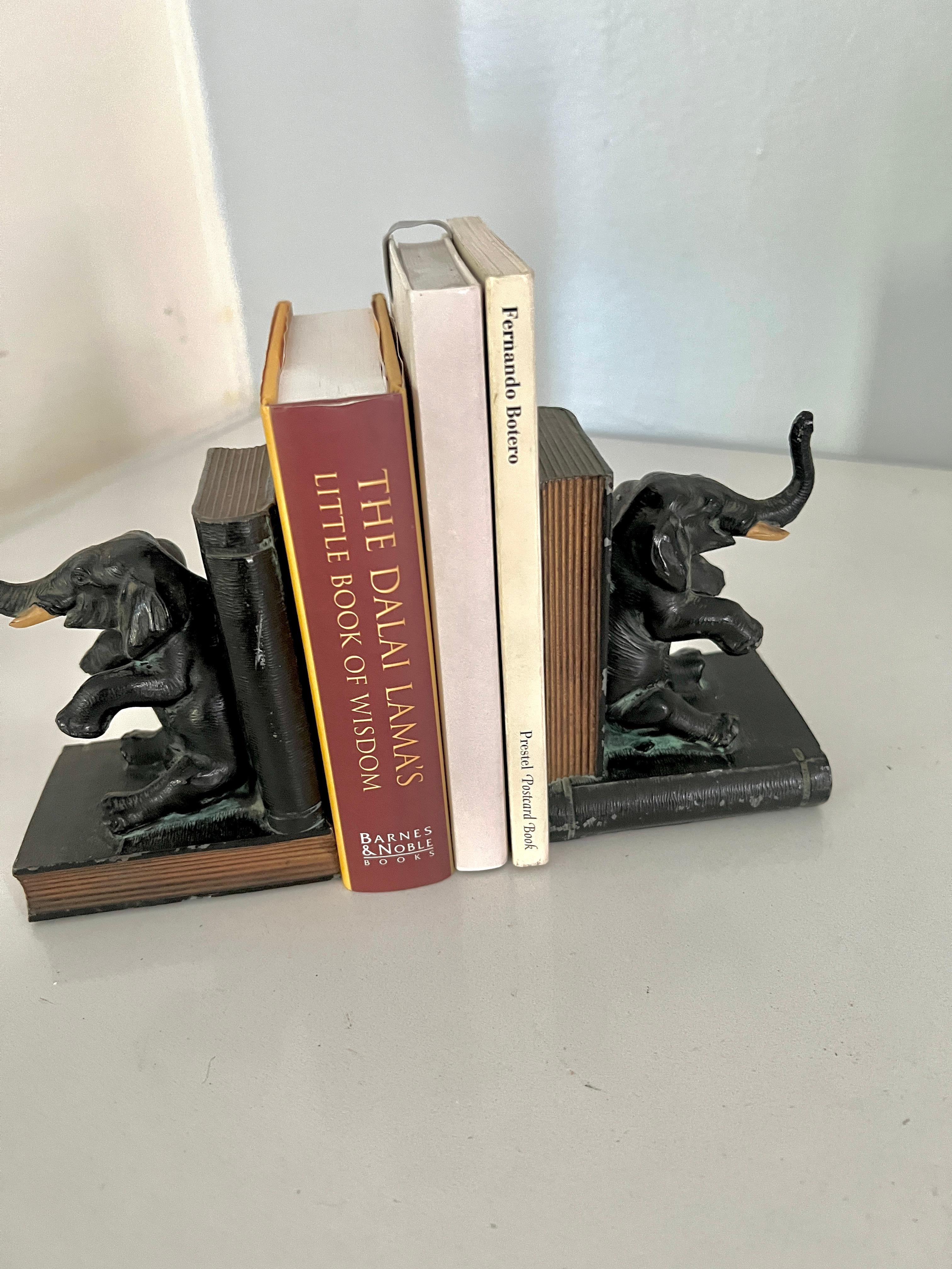 Paar Buchstützen Bronze-Elefanten mit Büchern sitzend mit Büchern (20. Jahrhundert) im Angebot