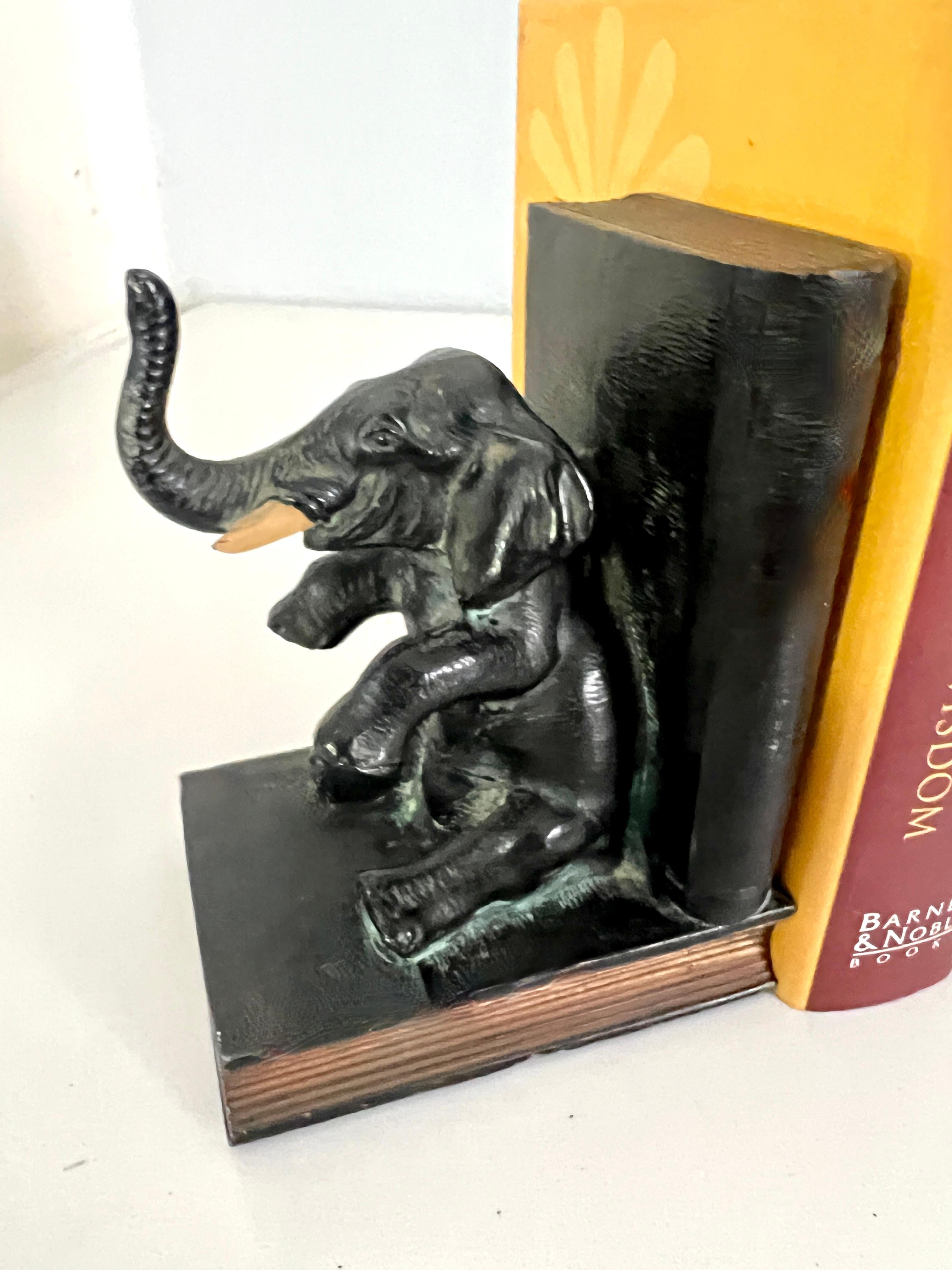 Paar Buchstützen Bronze-Elefanten mit Büchern sitzend mit Büchern im Angebot 1