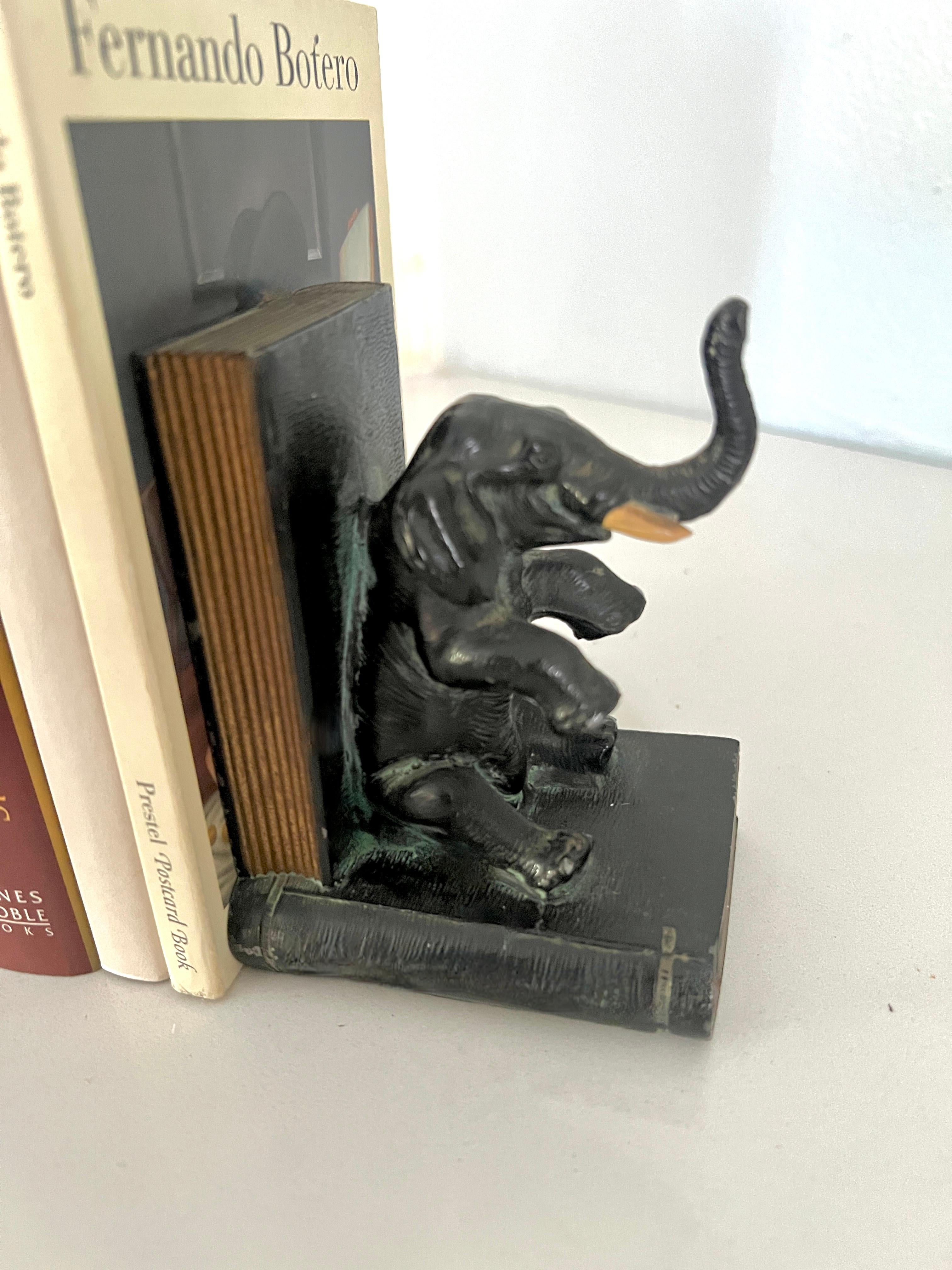 Paar Buchstützen Bronze-Elefanten mit Büchern sitzend mit Büchern im Angebot 2