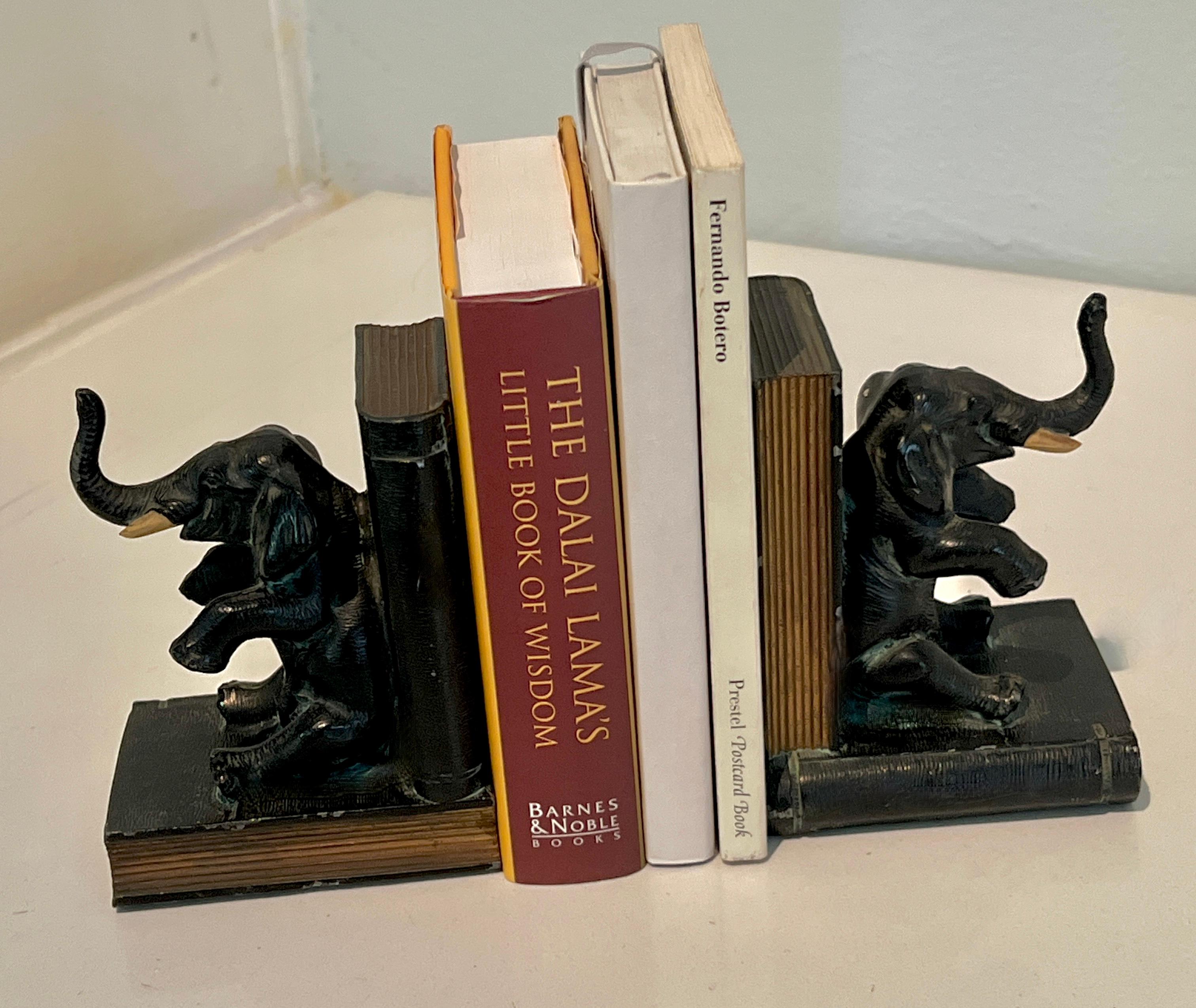 Paar Buchstützen Bronze-Elefanten mit Büchern sitzend mit Büchern im Angebot 3
