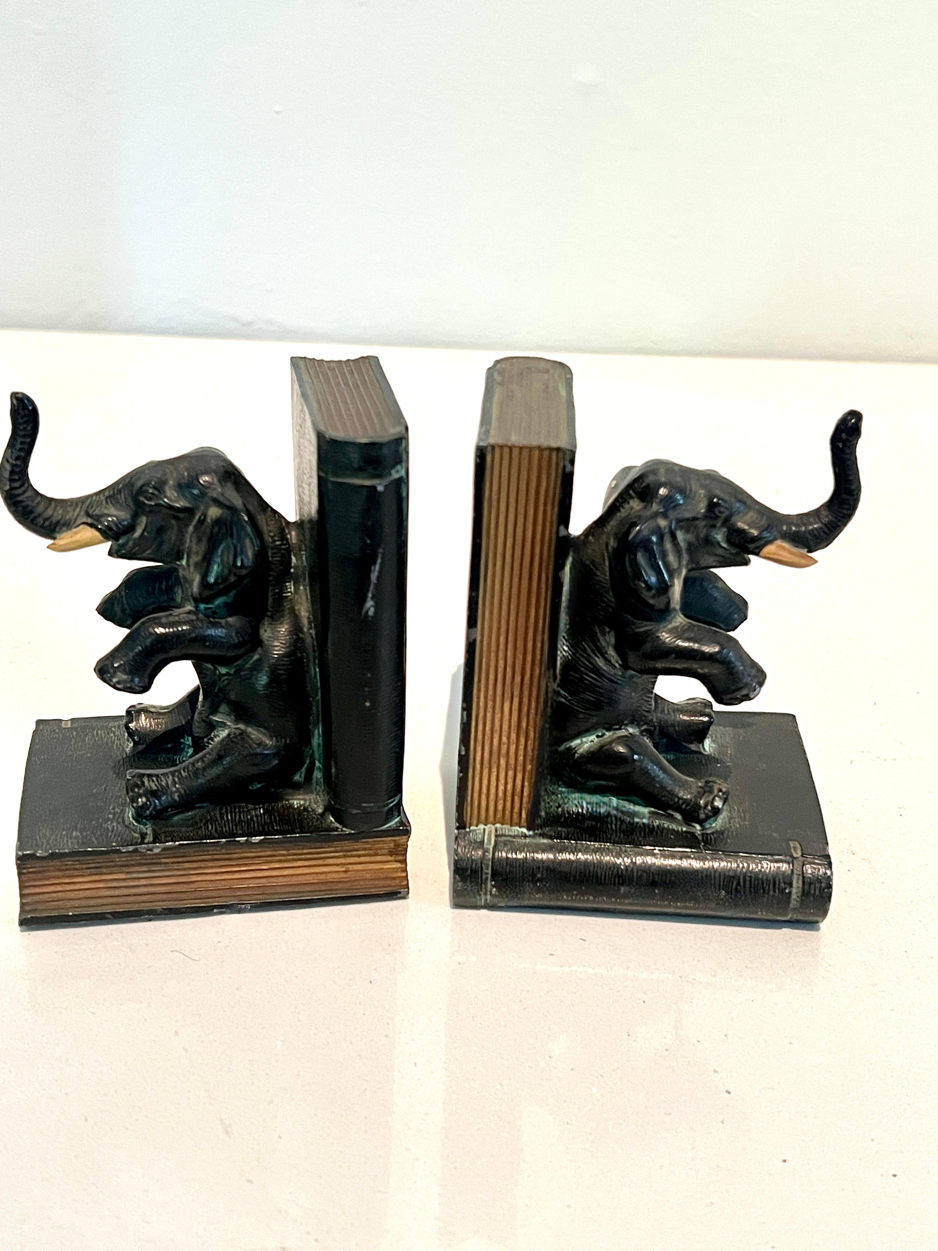 Paar Buchstützen Bronze-Elefanten mit Büchern sitzend mit Büchern im Angebot 4