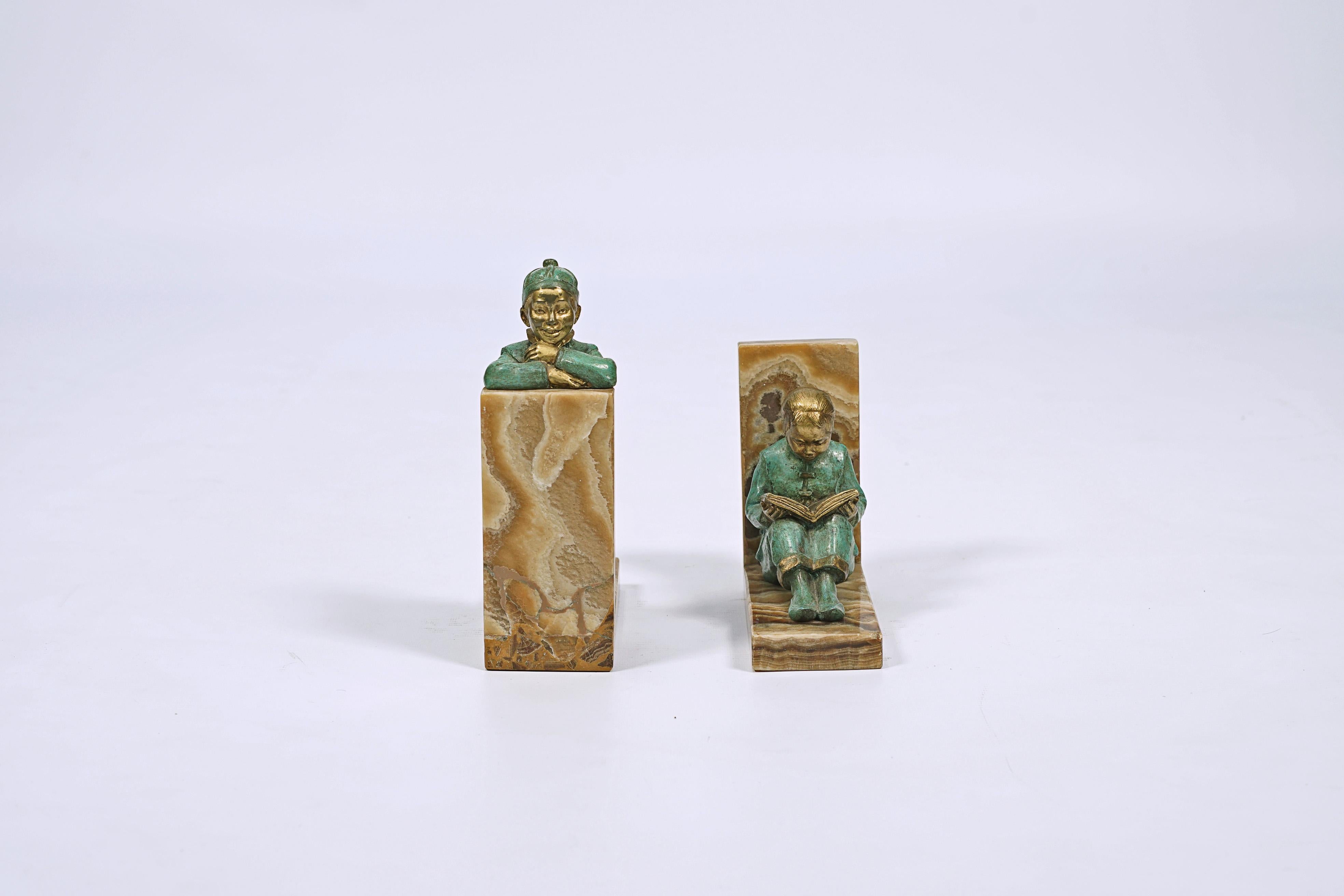 Paire de serre-livres conçus par Hester Mabel White (1898-1948). Bronze polychrome et marbre travertin.

Bryan Catley (1978) 