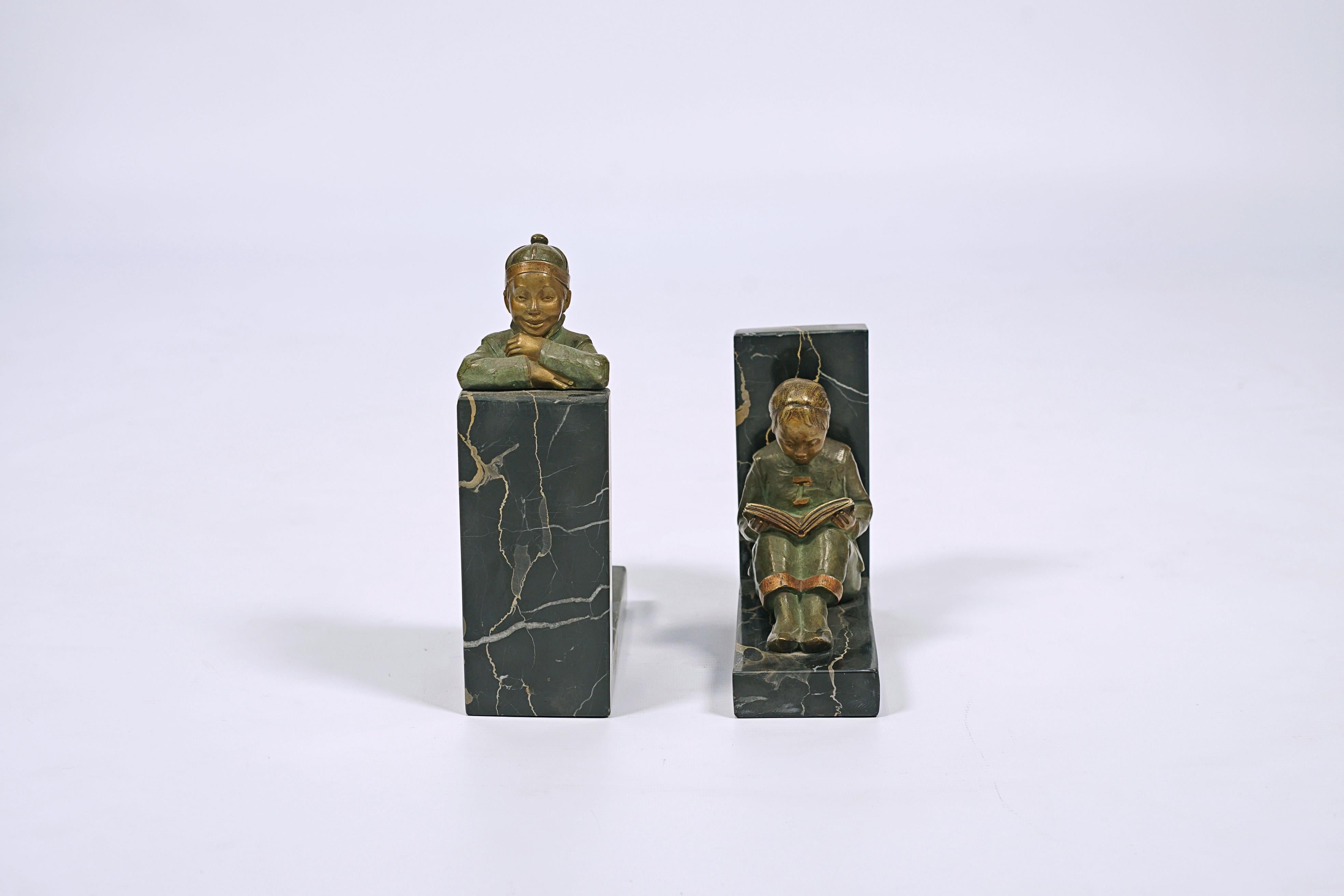 Paire de serre-livres conçus par Hester Mabel White (1898-1948). Bronze polychrome et marbre Portoro.

Bryan Catley (1978) 
