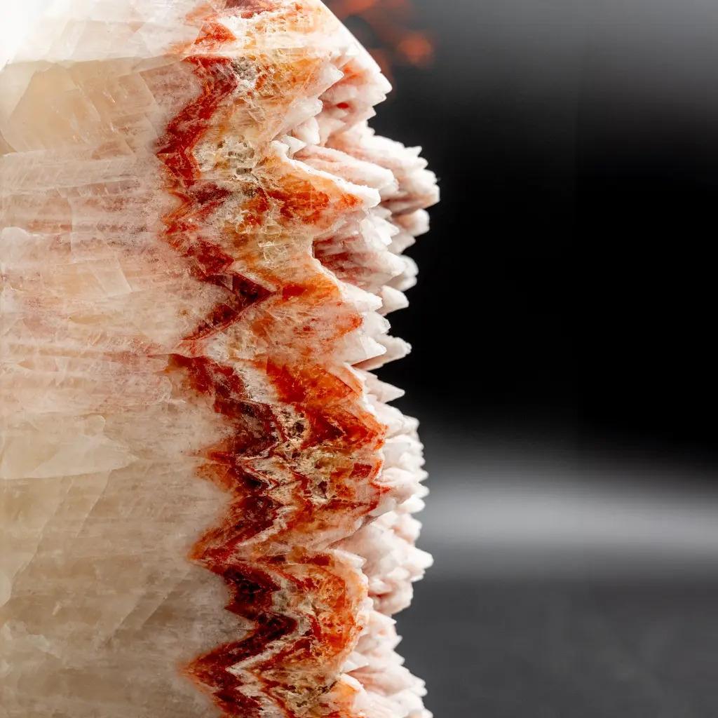 Dai un tocco naturale e raffinato ai tuoi interni con questa coppia di fermalibri in calcite. Ogni pezzo è unico e riflette le sottili sfumature della pietra, dal rosa tenue al verde luminoso, combinando decorazione e funzionalità.

La calcite si