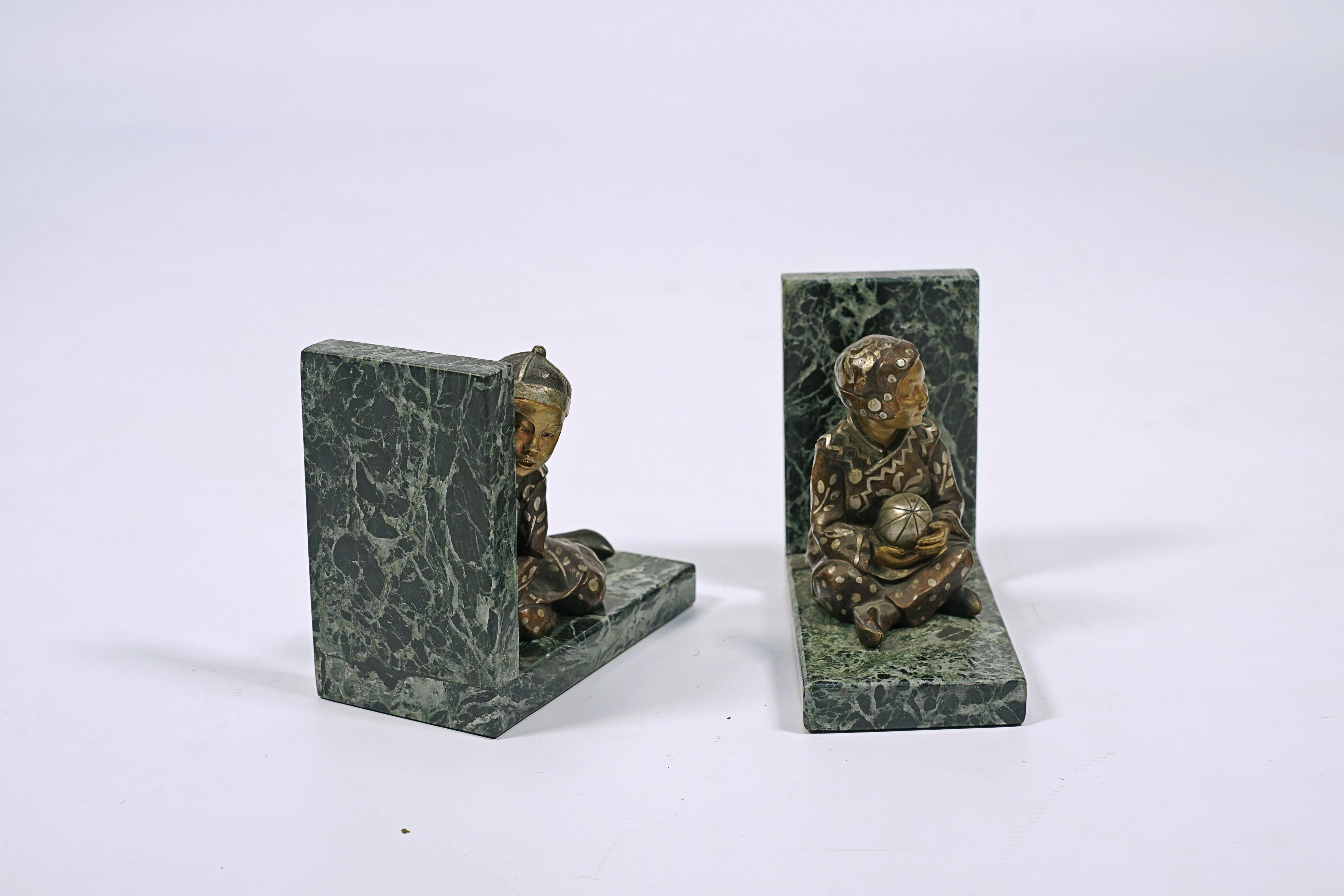 Paire de serre-livres conçus par Hester Mabel White (1898-1948). Bronze polychrome et marbre vert d'alpage.

Bryan Catley (1978) 