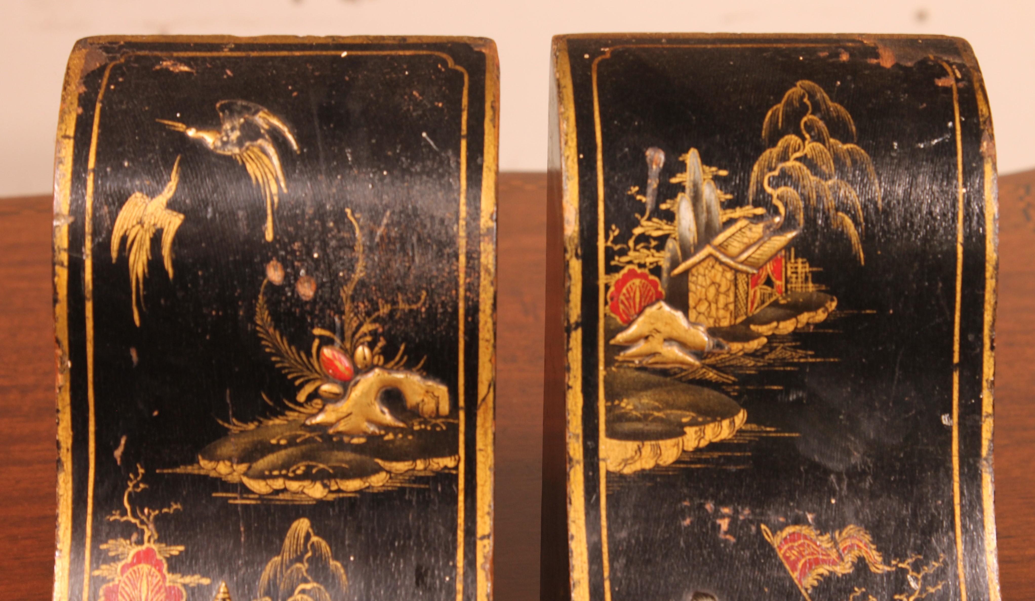 Pair of Bookends in Lacquer Wood with Chinese Decor For Sale 1