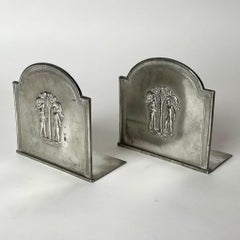Pareja de sujetalibros de peltre con decoración de Adán y Eva de Just Andersen 1930