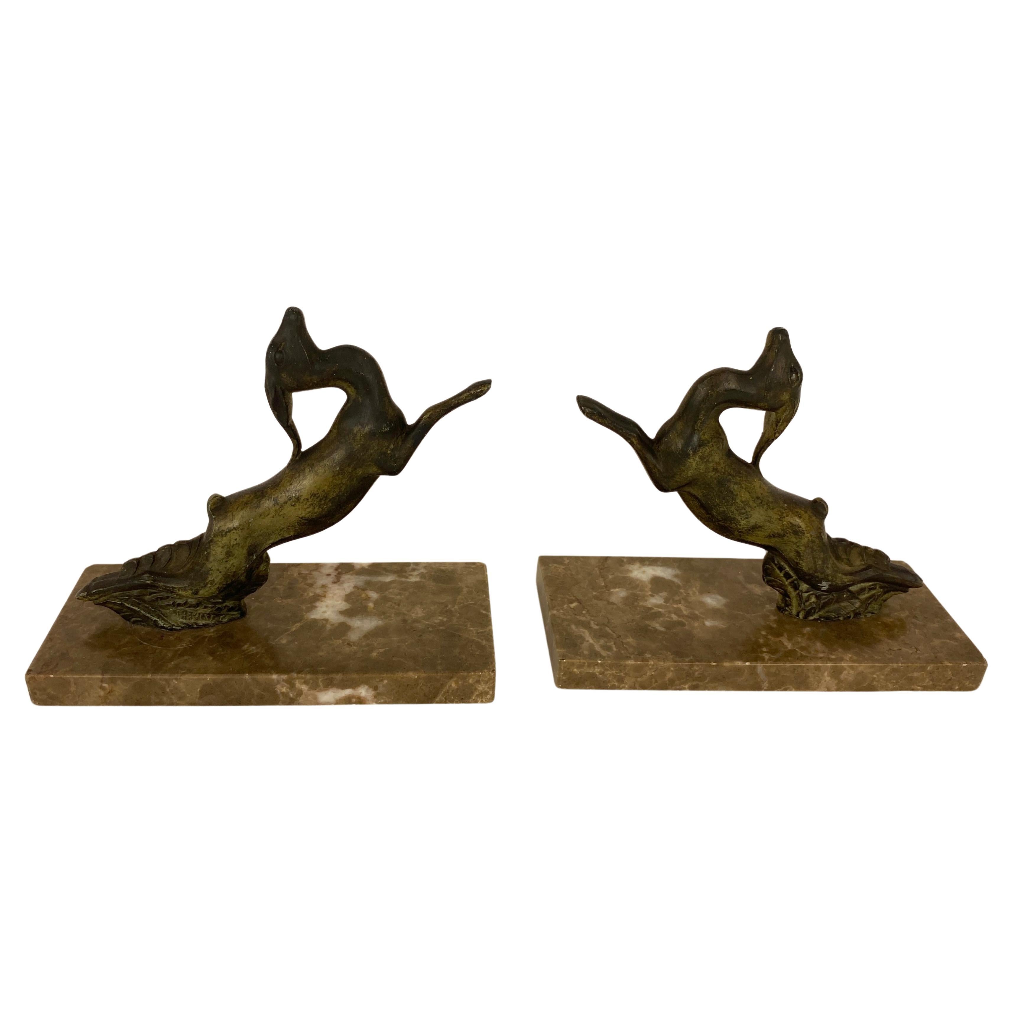 Una coppia di fermalibri francesi molto decorativi e di buona qualità che sembrano essere antilopi che saltano.
I soggetti regolano il bronzo patinato, anche se realizzato in regule. 

Perfetto per esporre i tuoi libri preferiti su qualsiasi