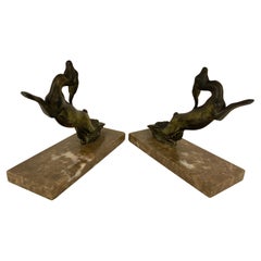 Paire de serre-livres Art déco français sur socle en marbre, antilopes en cuir