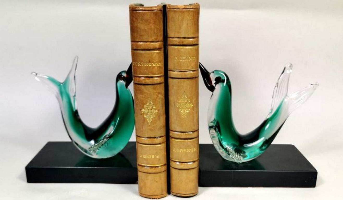 Particular and rare pair of bookends; the two birds were made by hand in Murano glass between 1950 and 1955, the Murano craftsmen have managed to master the delicate color of the glass in subtle shades with the mastery that distinguishes them, also