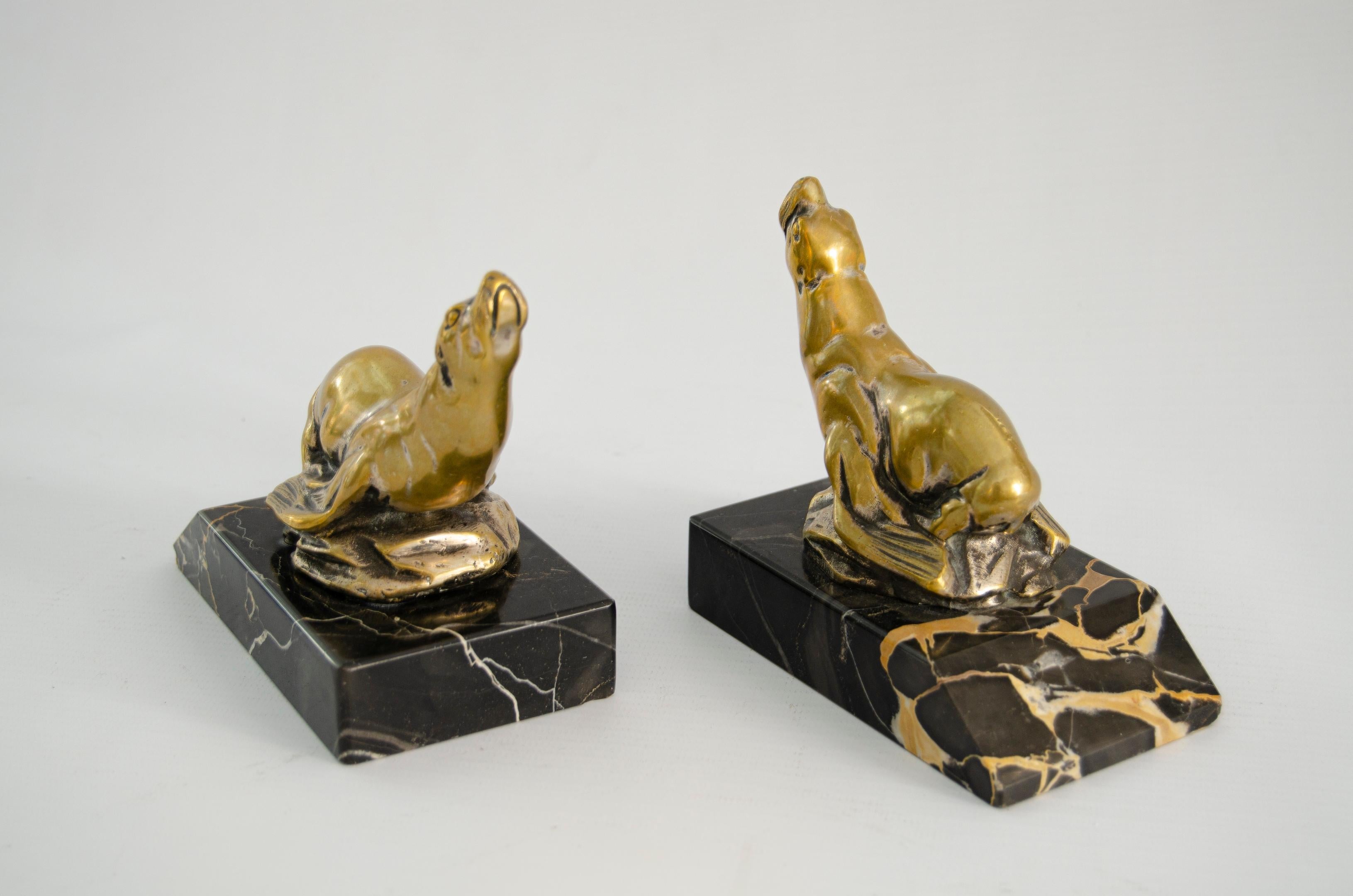 Seal figure bookens
Signed ((M. Bertin))
bronze and portoro marble
Art Deco, France.