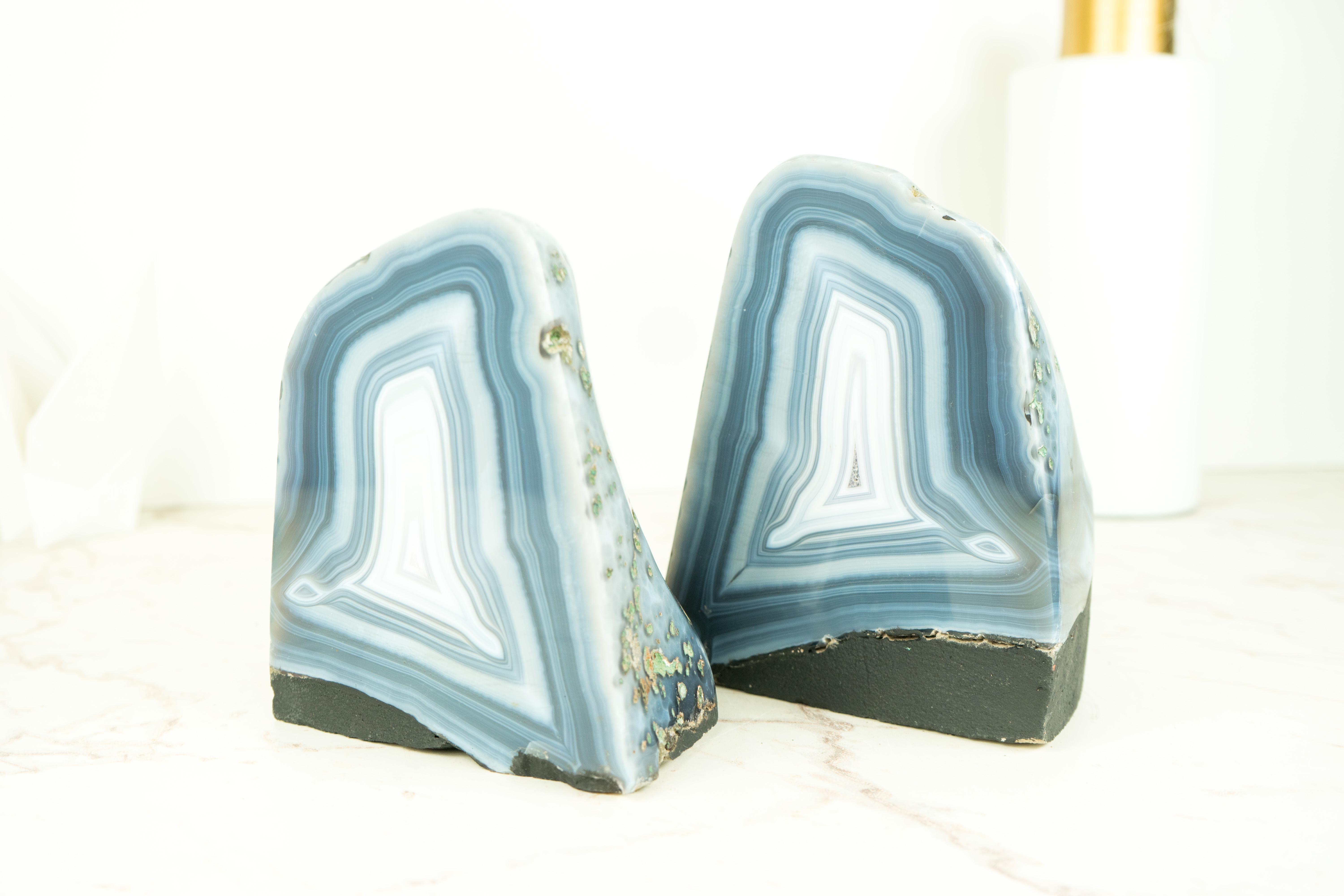 Coppia di piccole geodi di agata blu con retro lucido e paesaggistico. in vendita 4