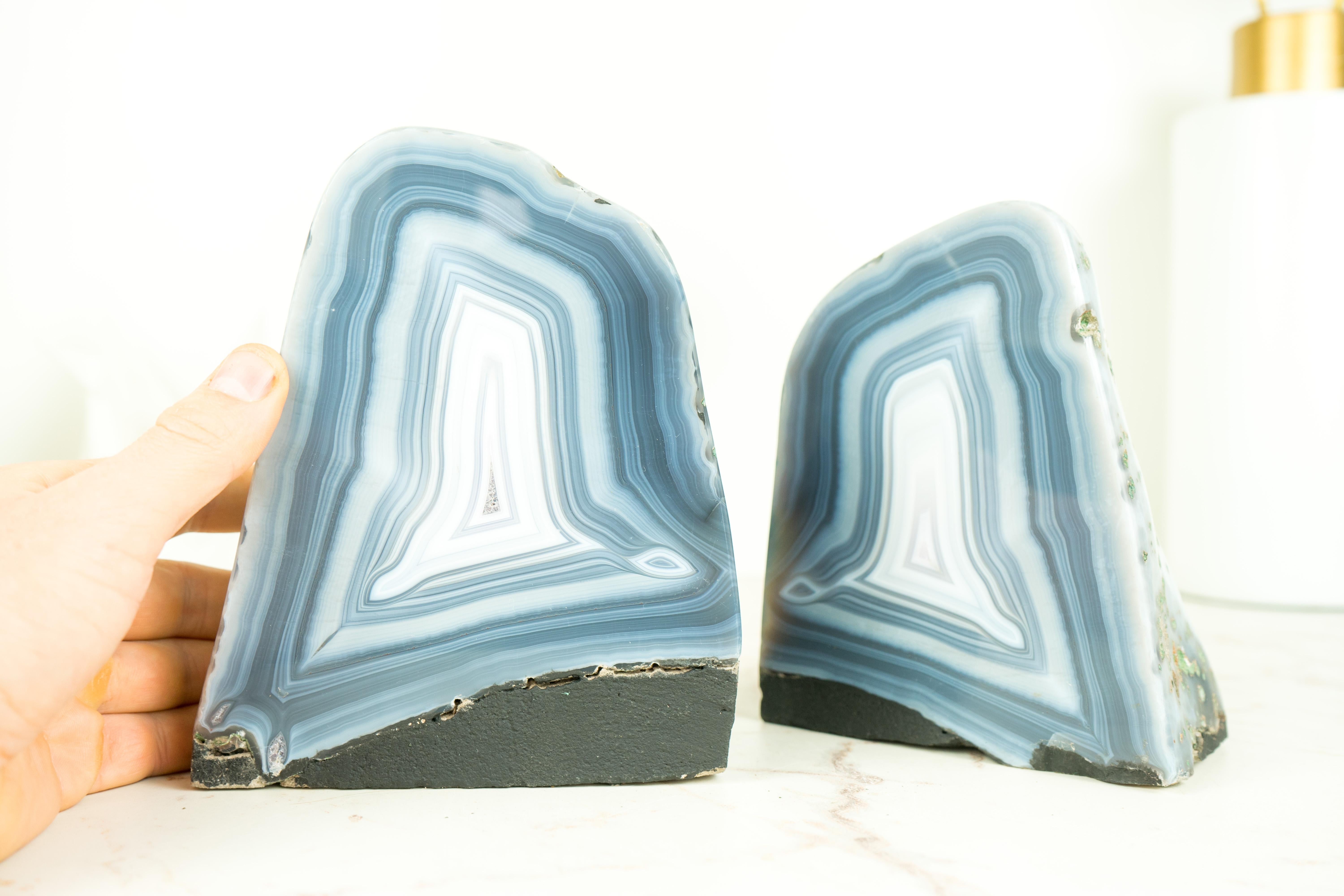 XXI secolo e contemporaneo Coppia di piccole geodi di agata blu con retro lucido e paesaggistico. in vendita