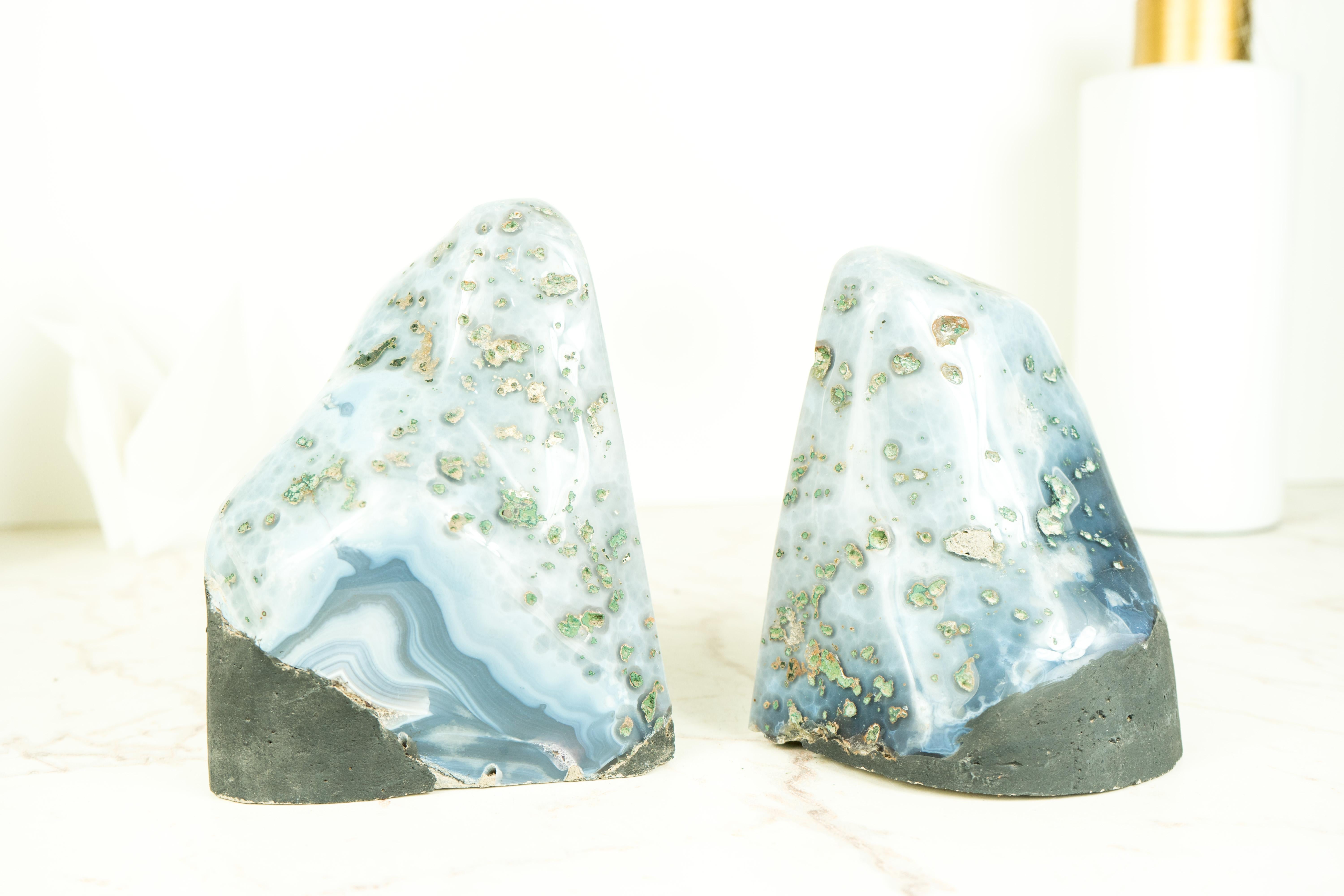 Cristallo Coppia di piccole geodi di agata blu con retro lucido e paesaggistico. in vendita