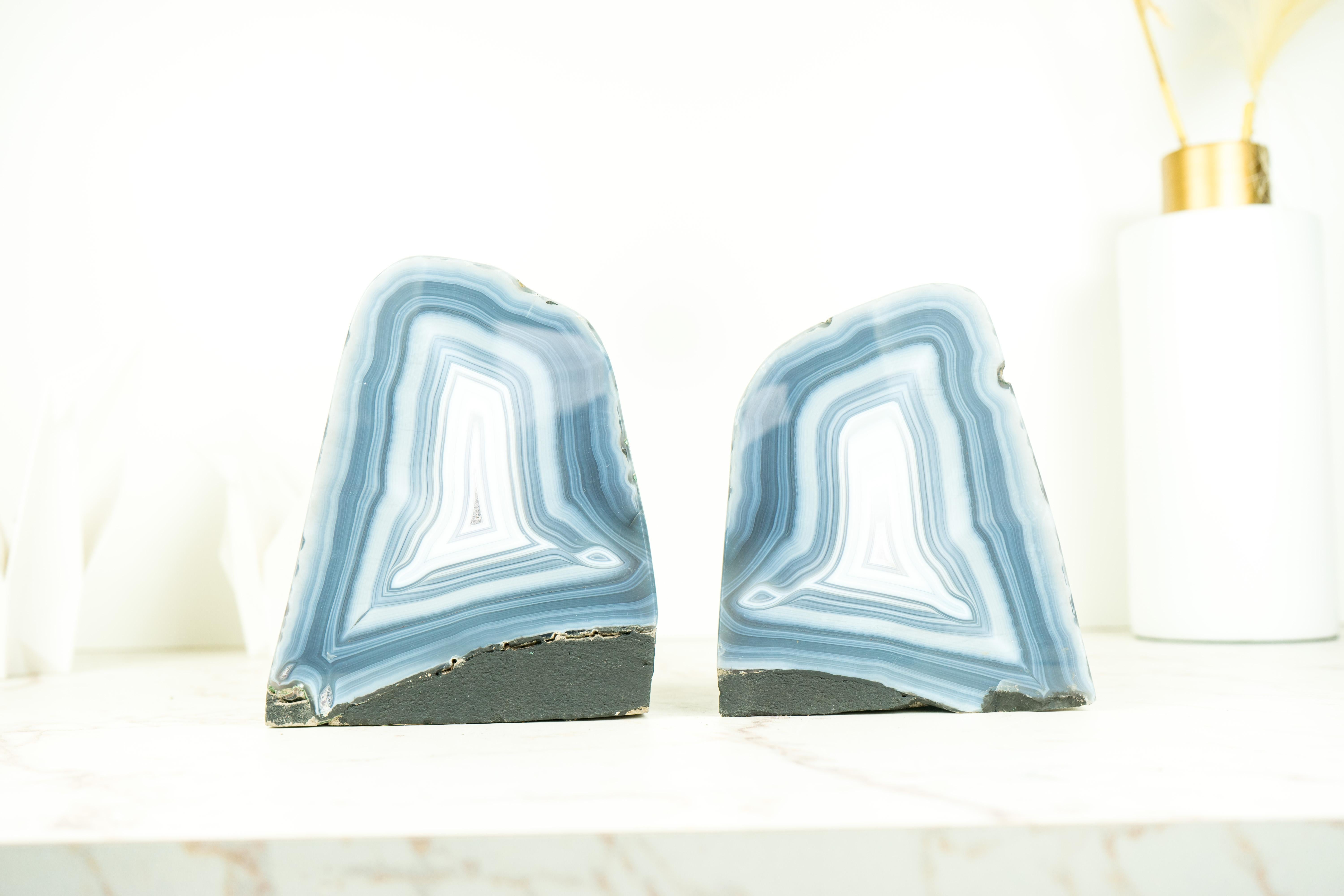 Coppia di piccole geodi di agata blu con retro lucido e paesaggistico. in vendita 1