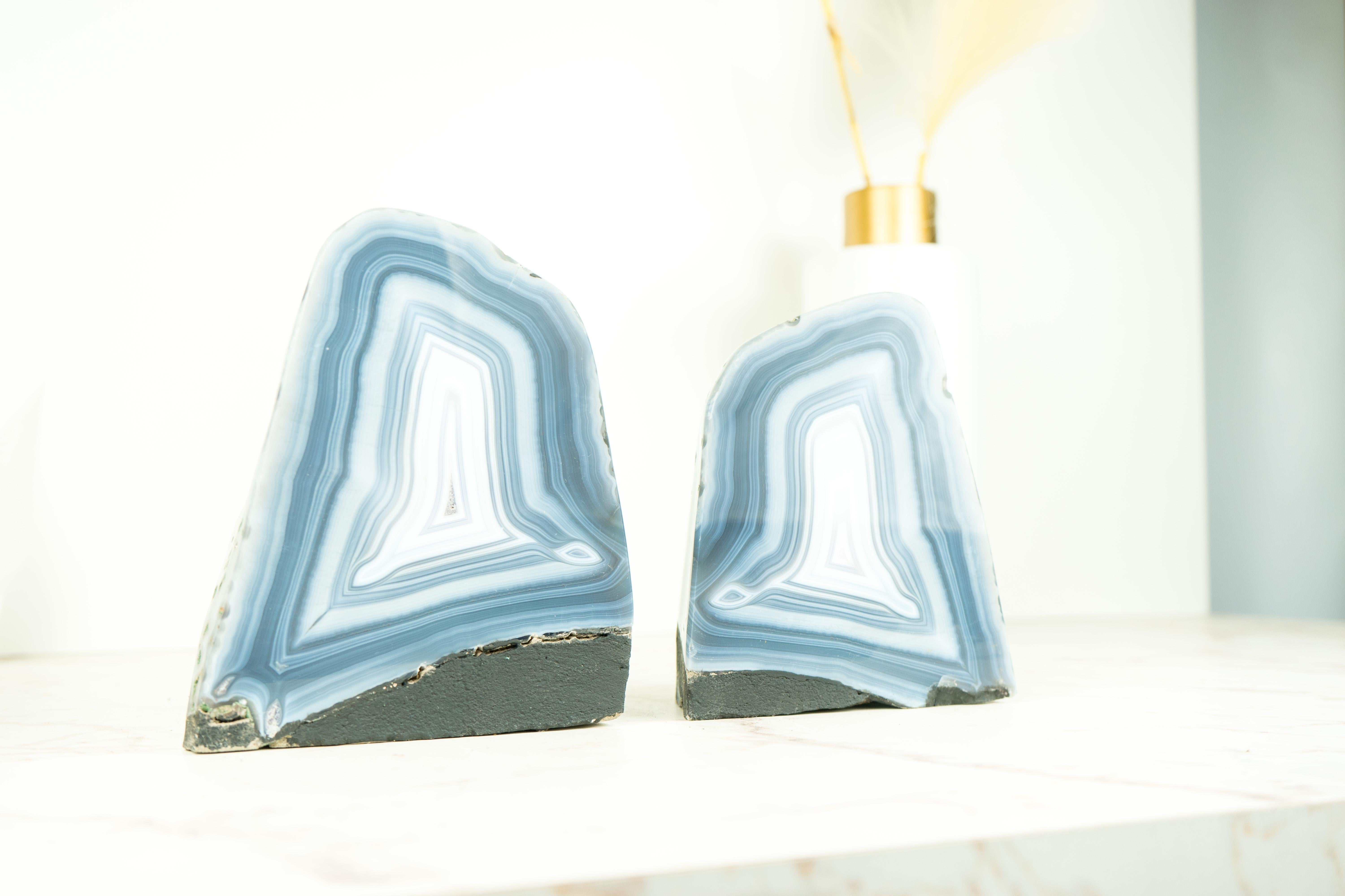 Coppia di piccole geodi di agata blu con retro lucido e paesaggistico. in vendita 2