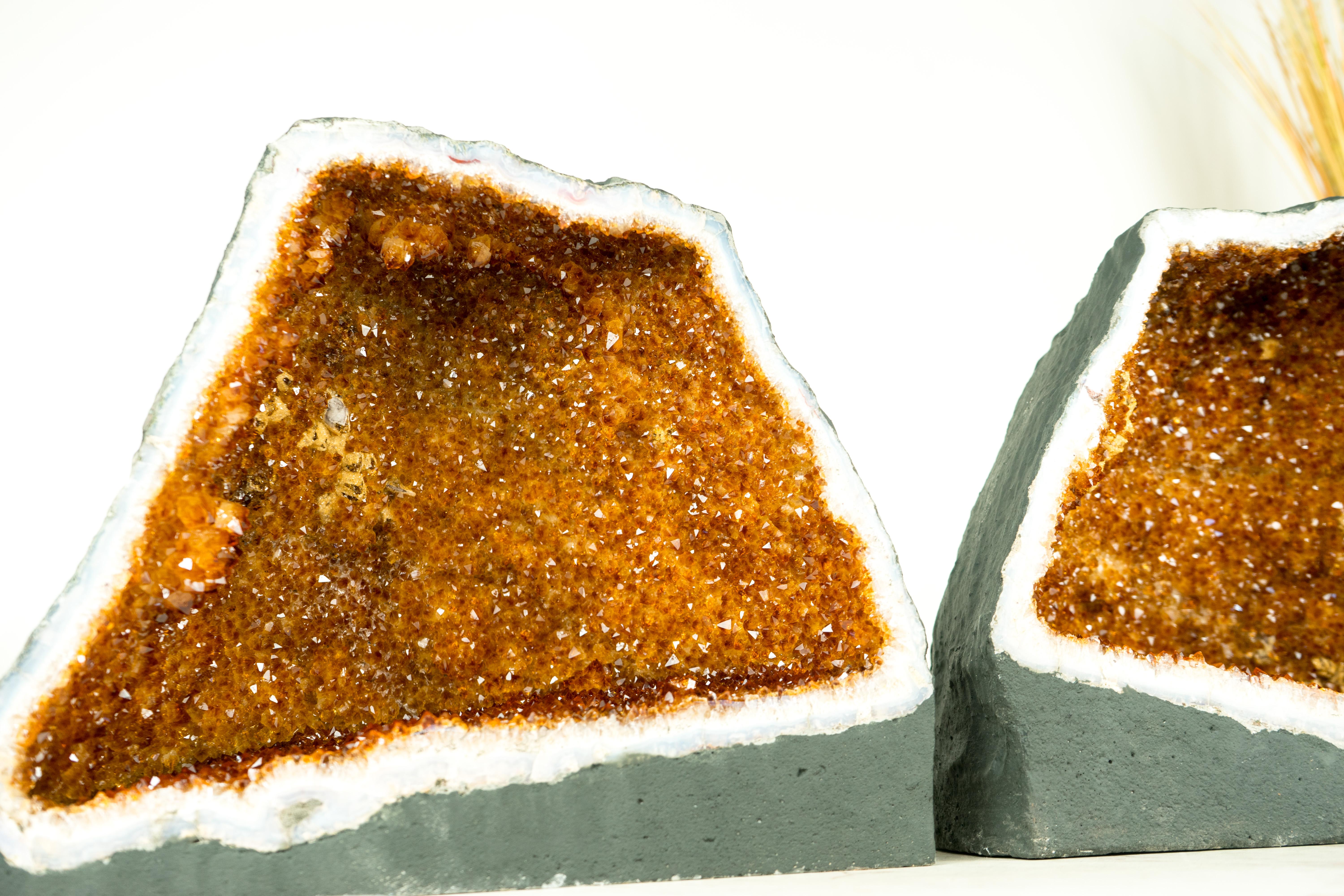 Ein Paar aufeinander abgestimmte, natürliche Citrin-Geode-Objekte in Top-Grade, gesättigtes Orange, gesättigt (Brasilianisch) im Angebot