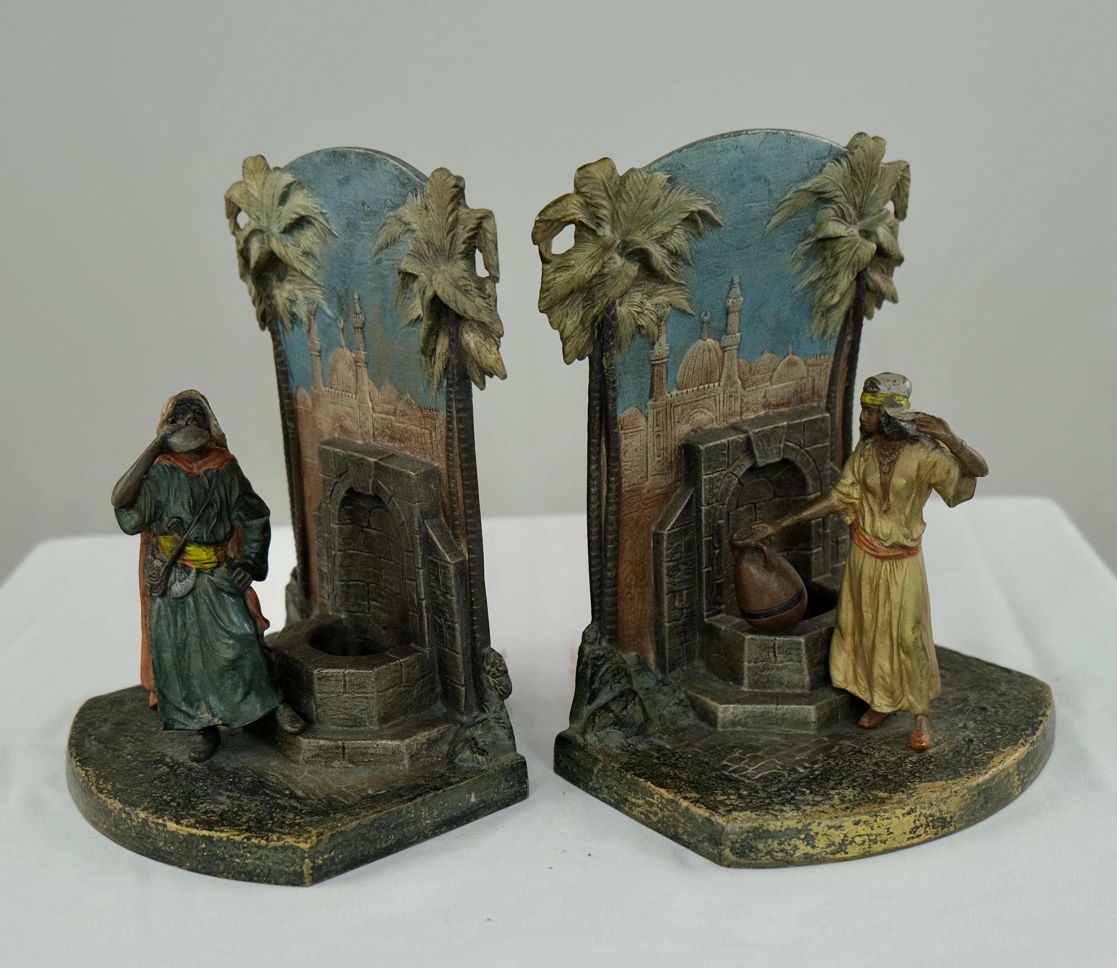 Pareja de atriles para libros, Bronce pintado en frío, Fabricación austriaca alrededor del año 1900. 2