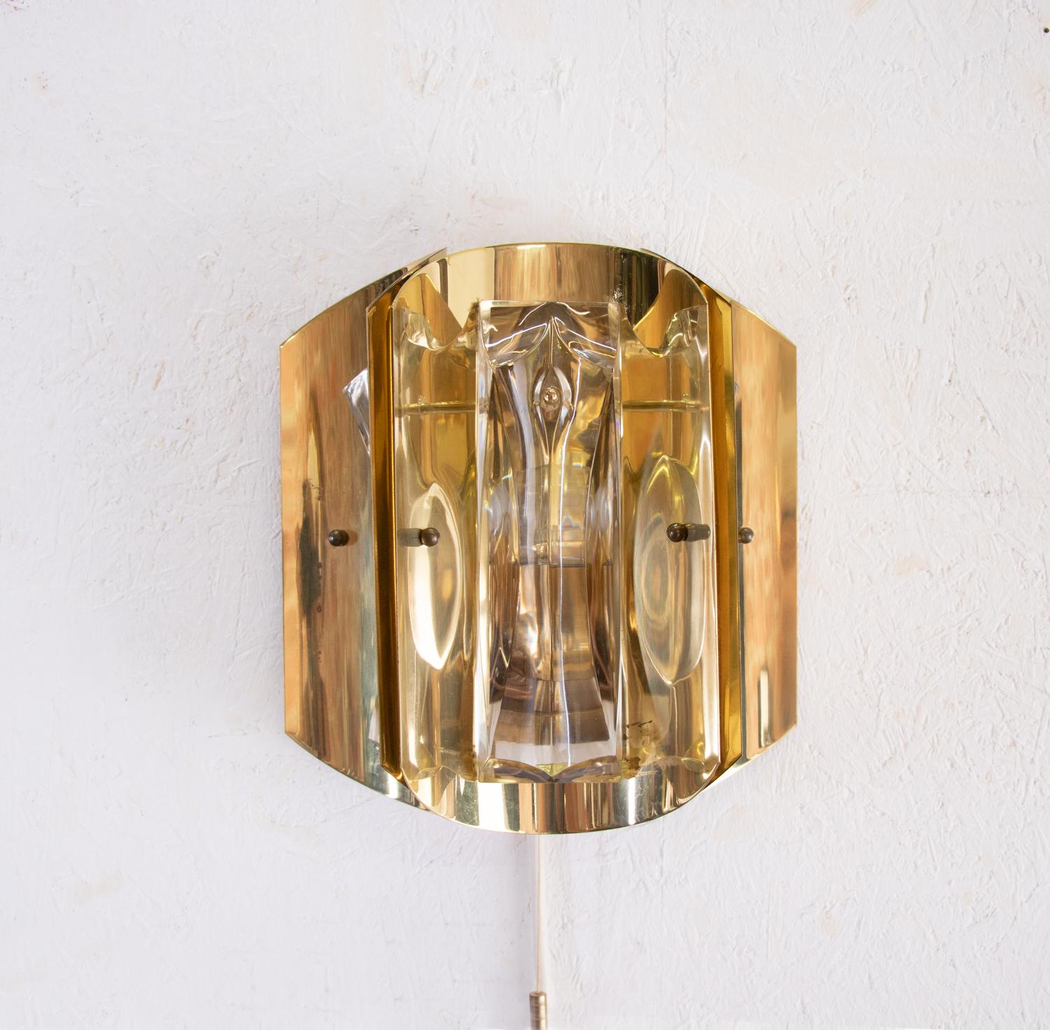 Scandinave moderne Paire d'appliques Borens Boras en verre de cristal et laiton doré, Suède, années 1960 en vente