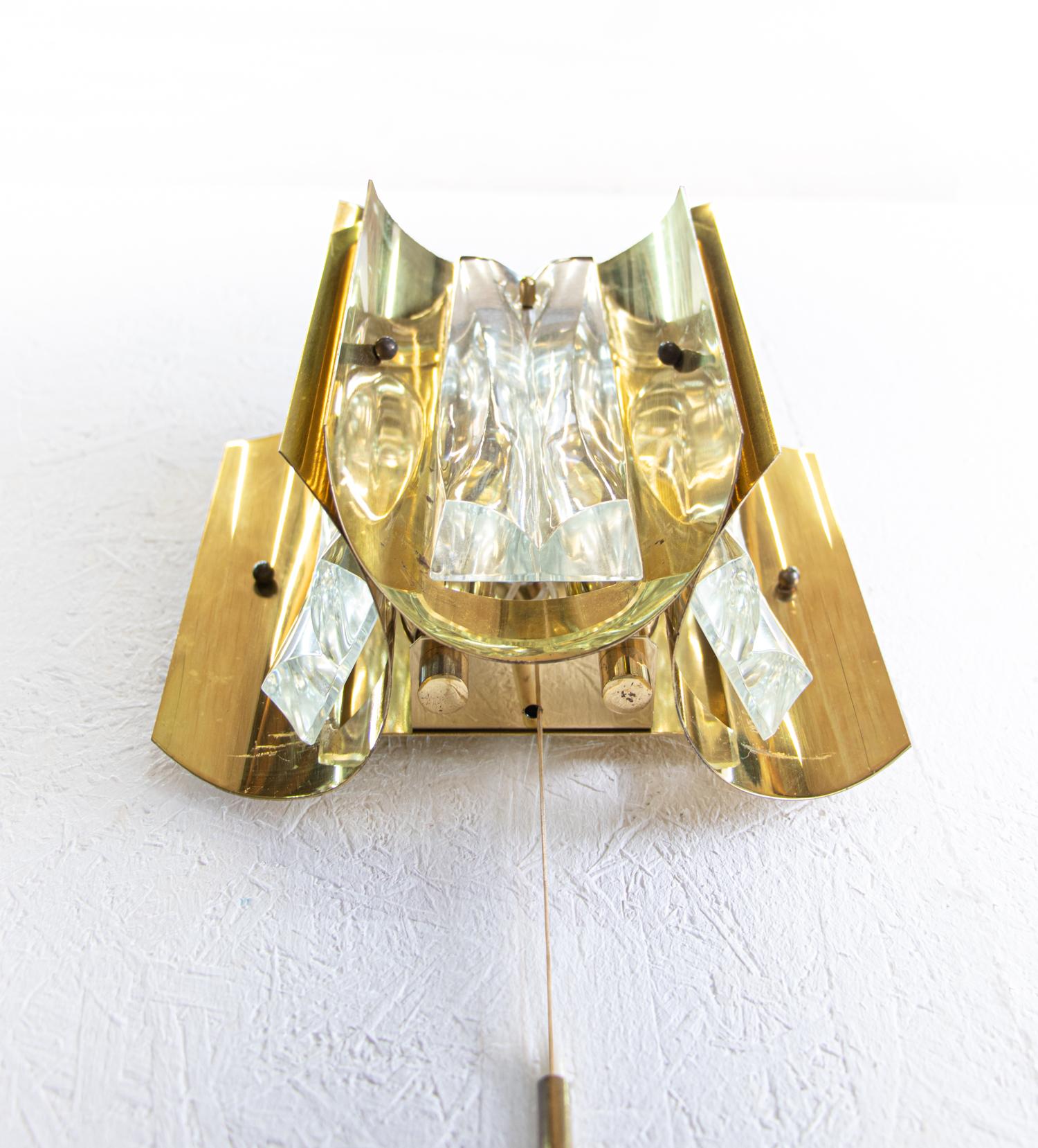 Suédois Paire d'appliques Borens Boras en verre de cristal et laiton doré, Suède, années 1960 en vente