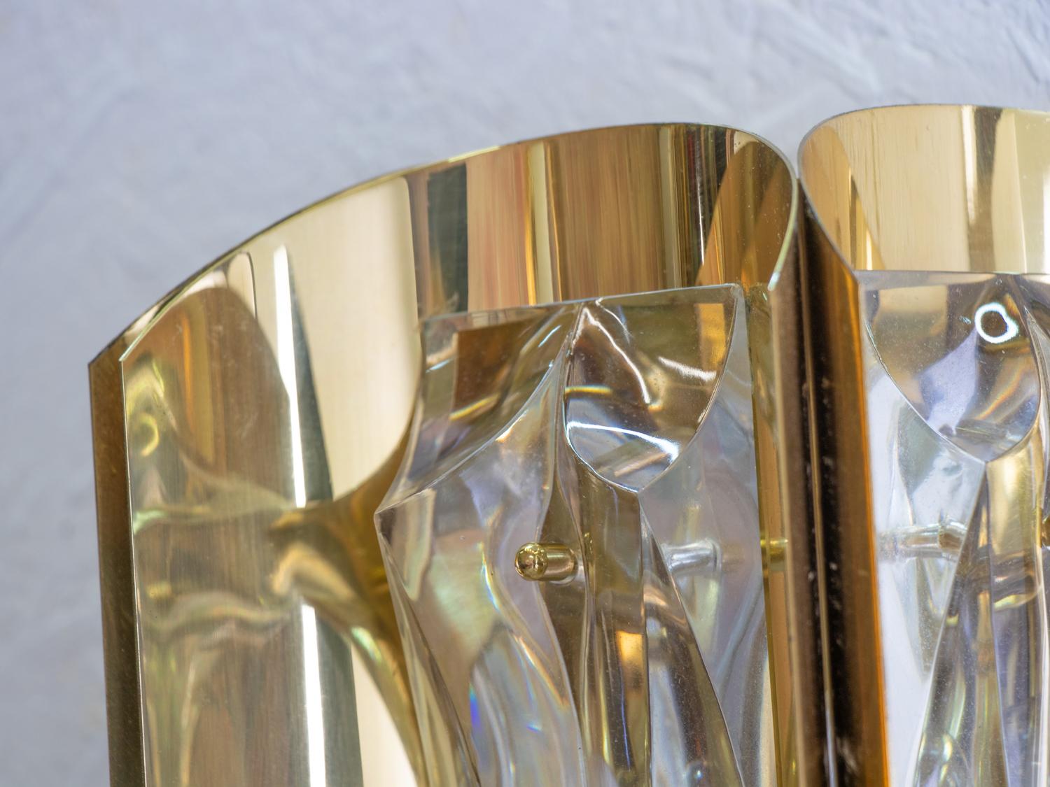 Fait main Paire d'appliques Borens Boras en verre de cristal et laiton doré, Suède, années 1960 en vente