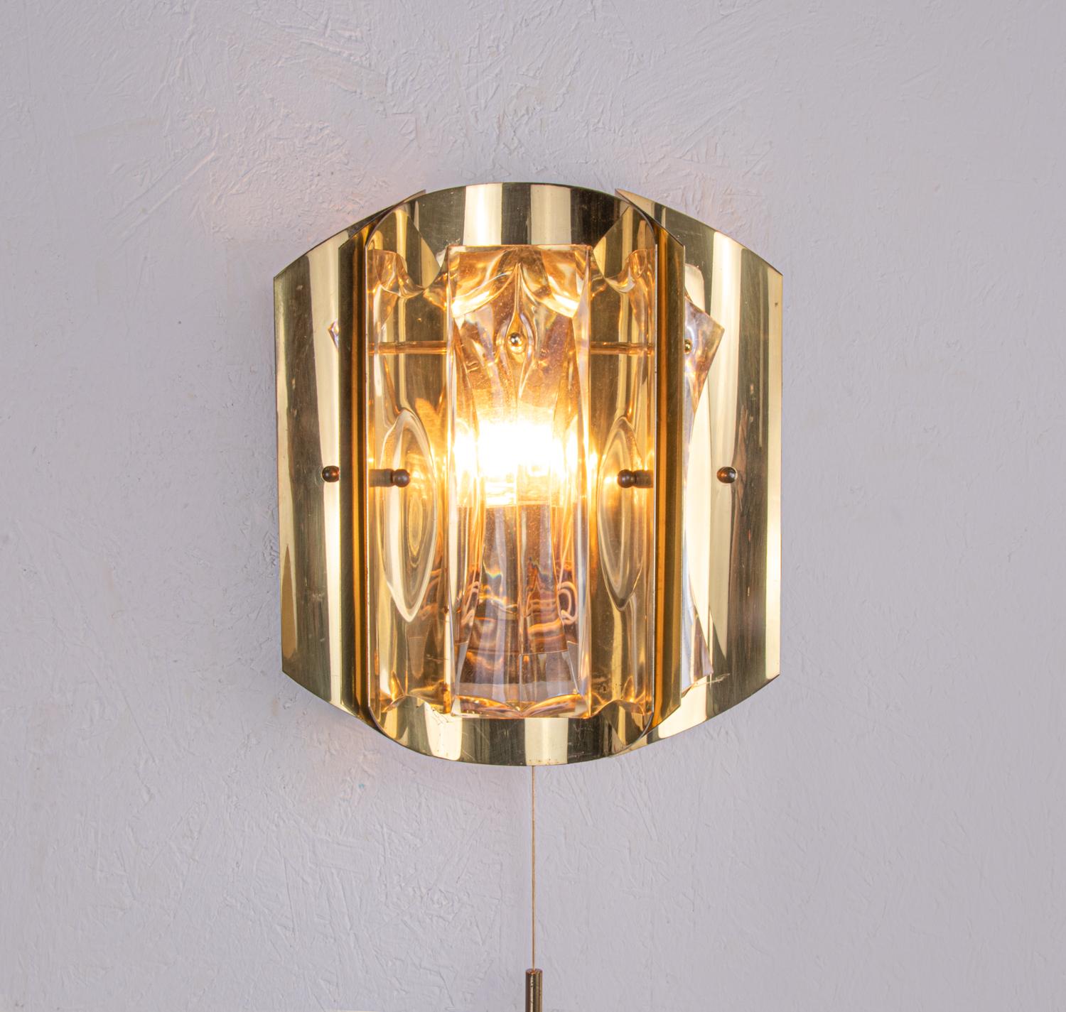 Paire d'appliques Borens Boras en verre de cristal et laiton doré, Suède, années 1960 Bon état - En vente à Niederdorfelden, Hessen