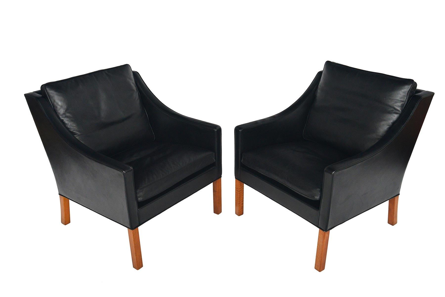 This handsome pair of black leather lounge chairs, Model 2207, was designed by Børge Mogensen for Fredericia Stolefabrik in 1963. The perfect companion to the Model 2213 three seat sofa of the same collection, this sleek chair features a lowback