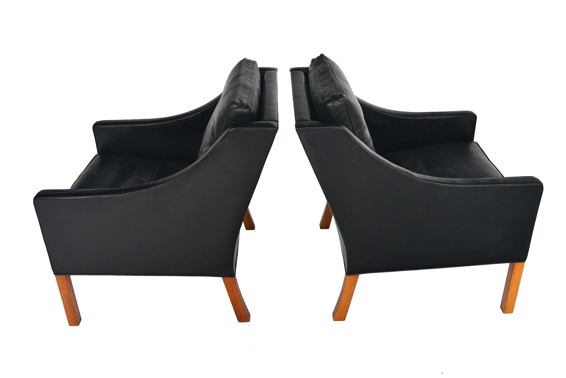 Scandinavian Modern Pair of Børge Mogensen Model 2207 Black Leather Lounge Chairs