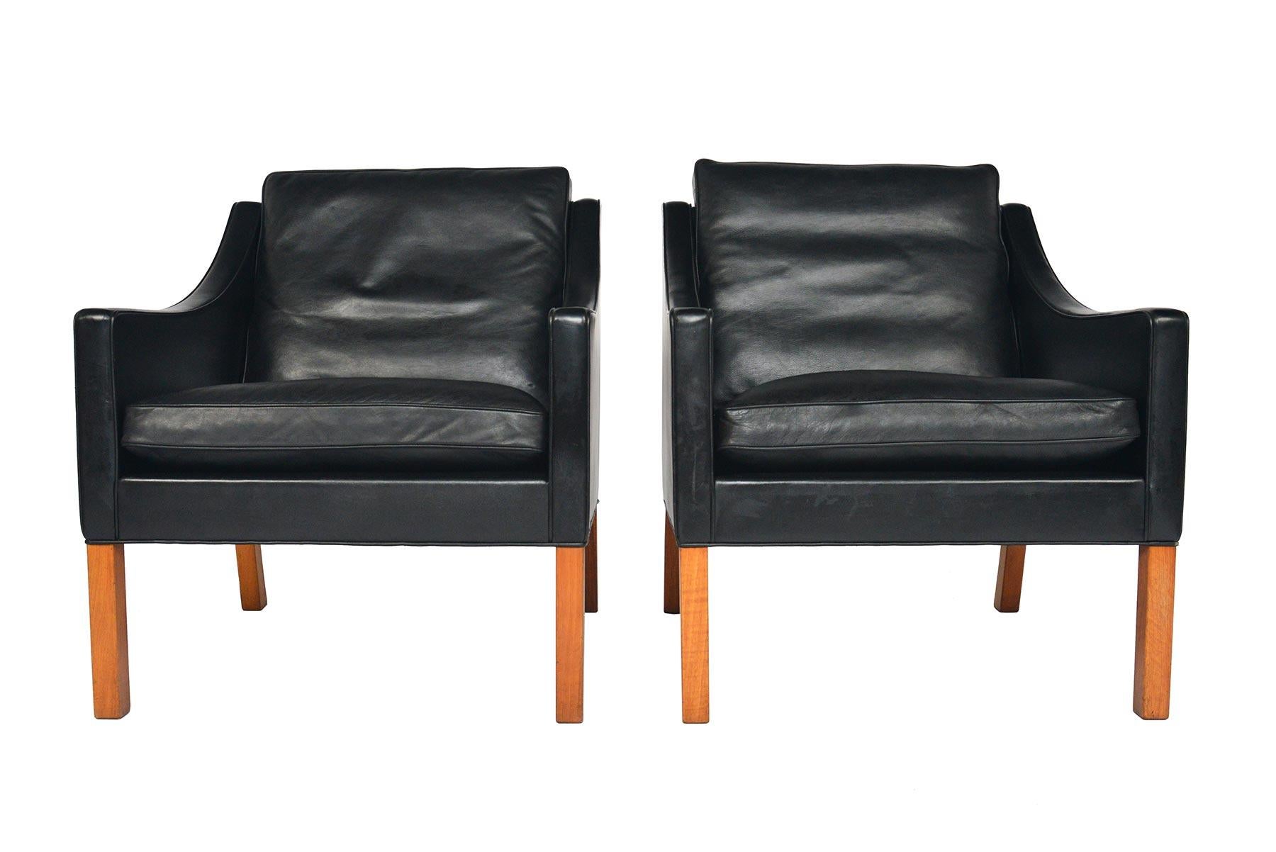 Pair of Børge Mogensen Model 2207 Black Leather Lounge Chairs In Good Condition In Berkeley, CA