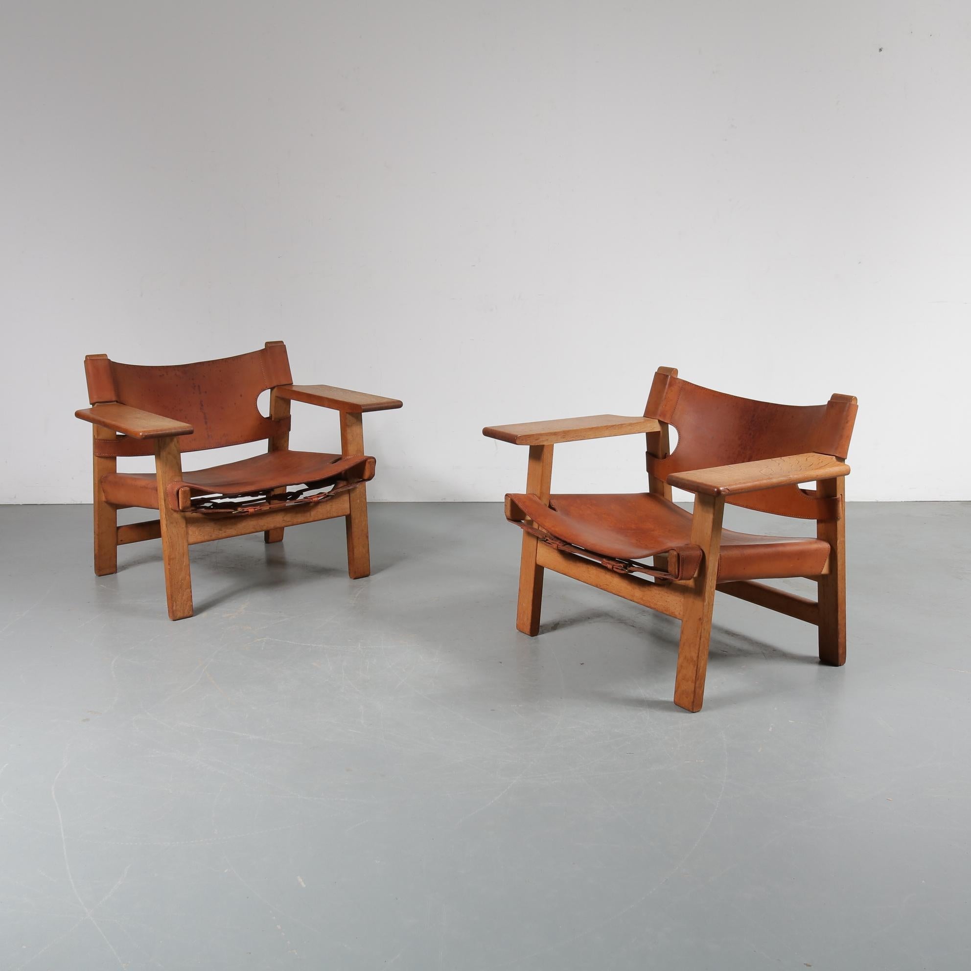 A beautiful pair of Spanish chairs, designed by Børge Mogensen for Frederica Stolefabrik, Denmark, circa 1950.

These very rare, eye-catching chairs are made of beautiful oakwood. They have a strong cognac leather seat and backrest, giving them a