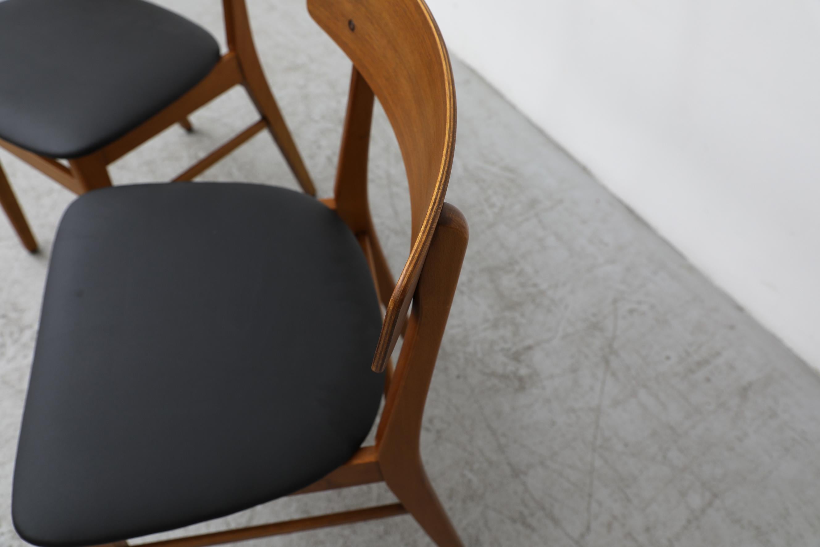 Paire de chaises danoises de style Borge Mogensensen par Farstrup avec sièges Skai noirs en vente 3