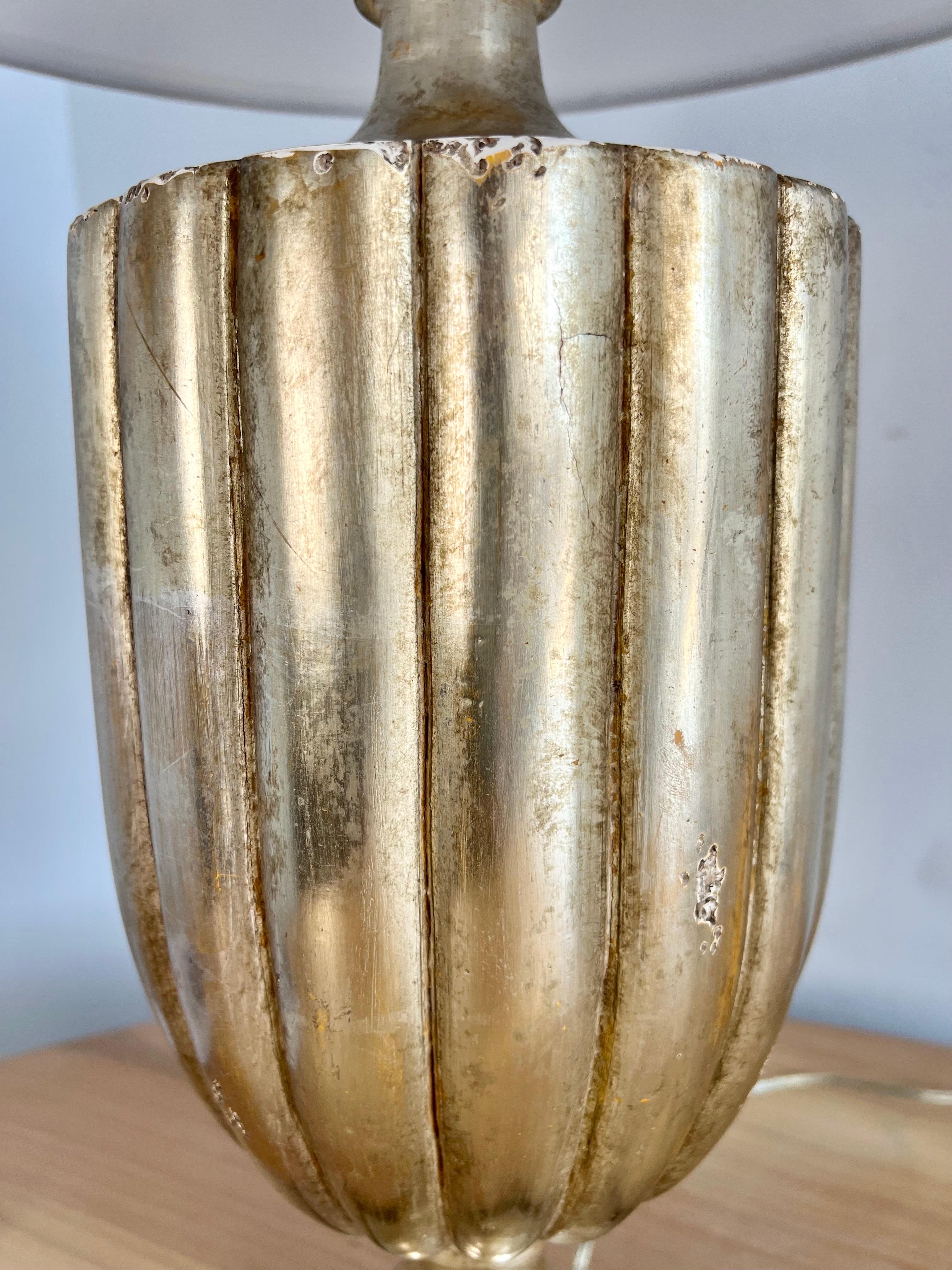 Paire de lampes-urnes cannelées Borghese avec abat-jour en lin en vente 2