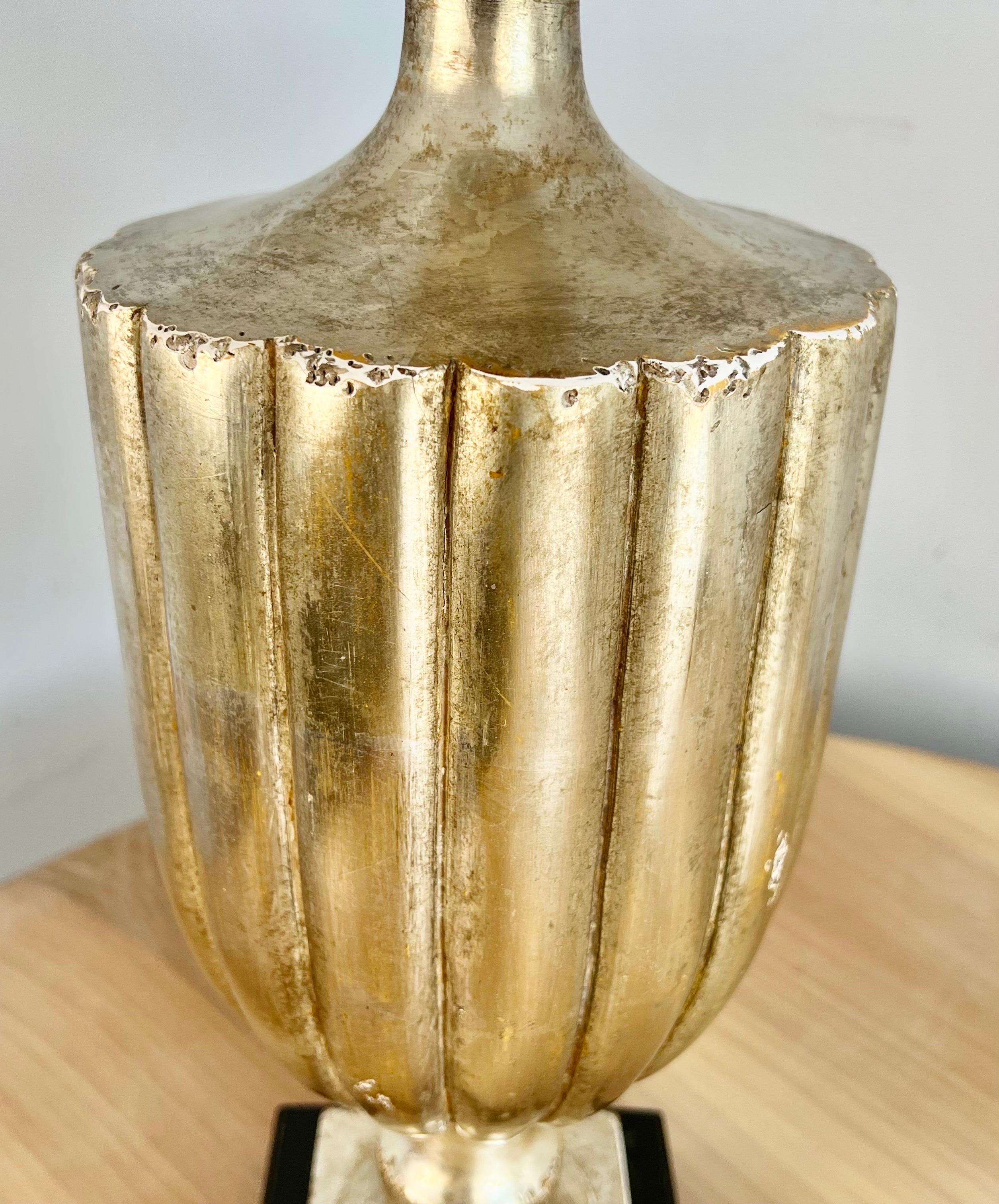 Paire de lampes-urnes cannelées Borghese avec abat-jour en lin en vente 4