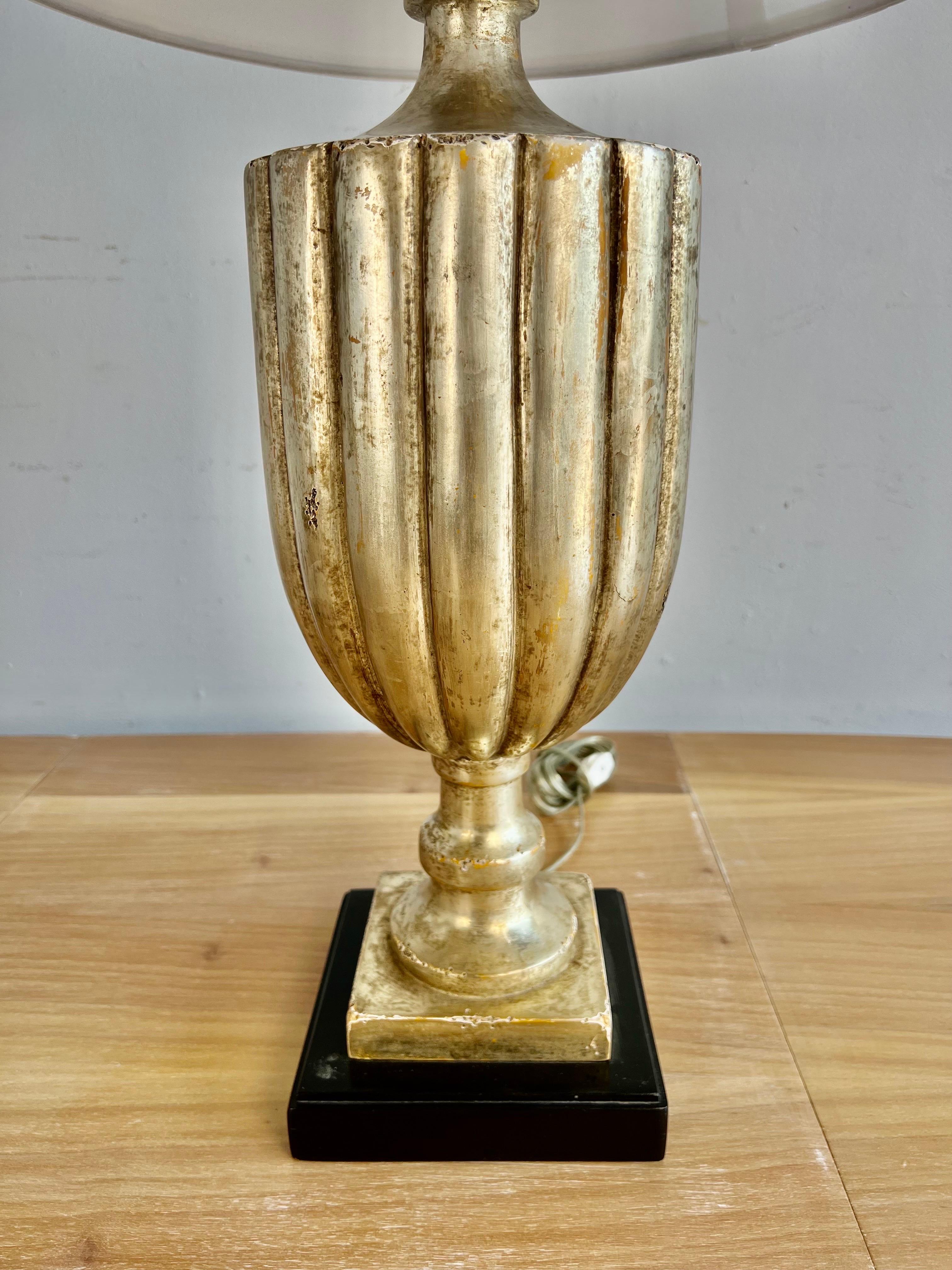 Américain Paire de lampes-urnes cannelées Borghese avec abat-jour en lin en vente