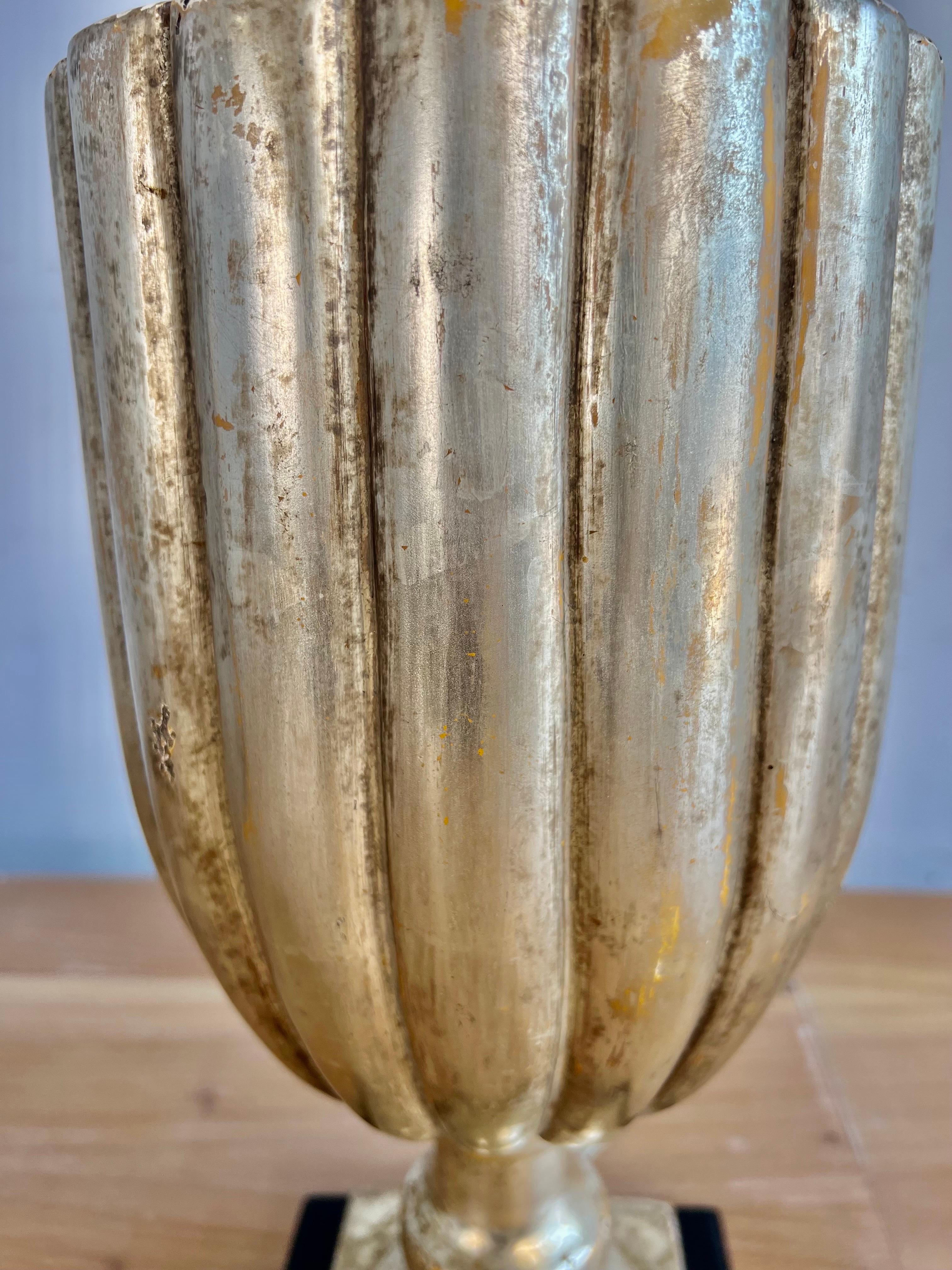 Argenté Paire de lampes-urnes cannelées Borghese avec abat-jour en lin en vente