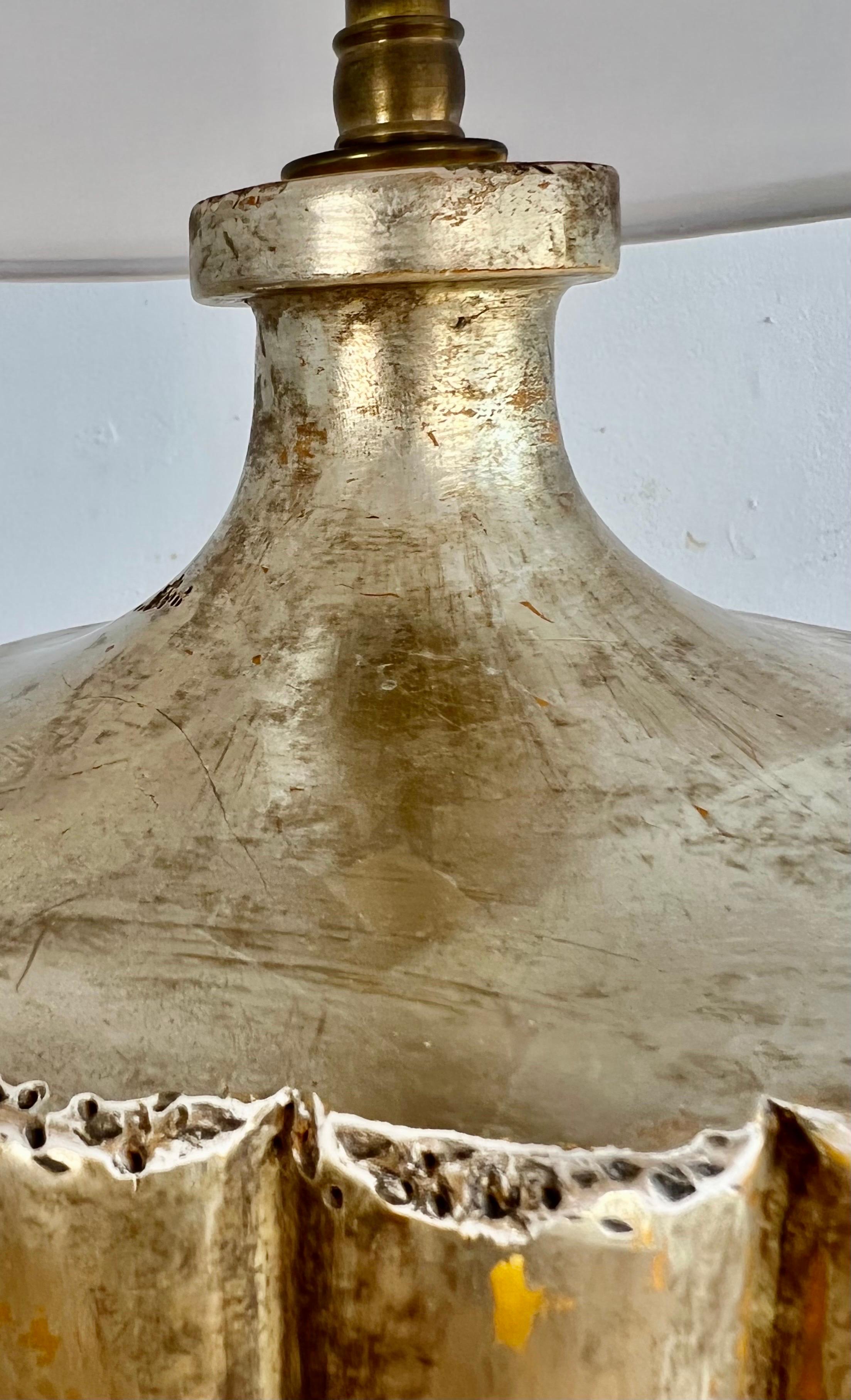 Paire de lampes-urnes cannelées Borghese avec abat-jour en lin Bon état - En vente à Los Angeles, CA