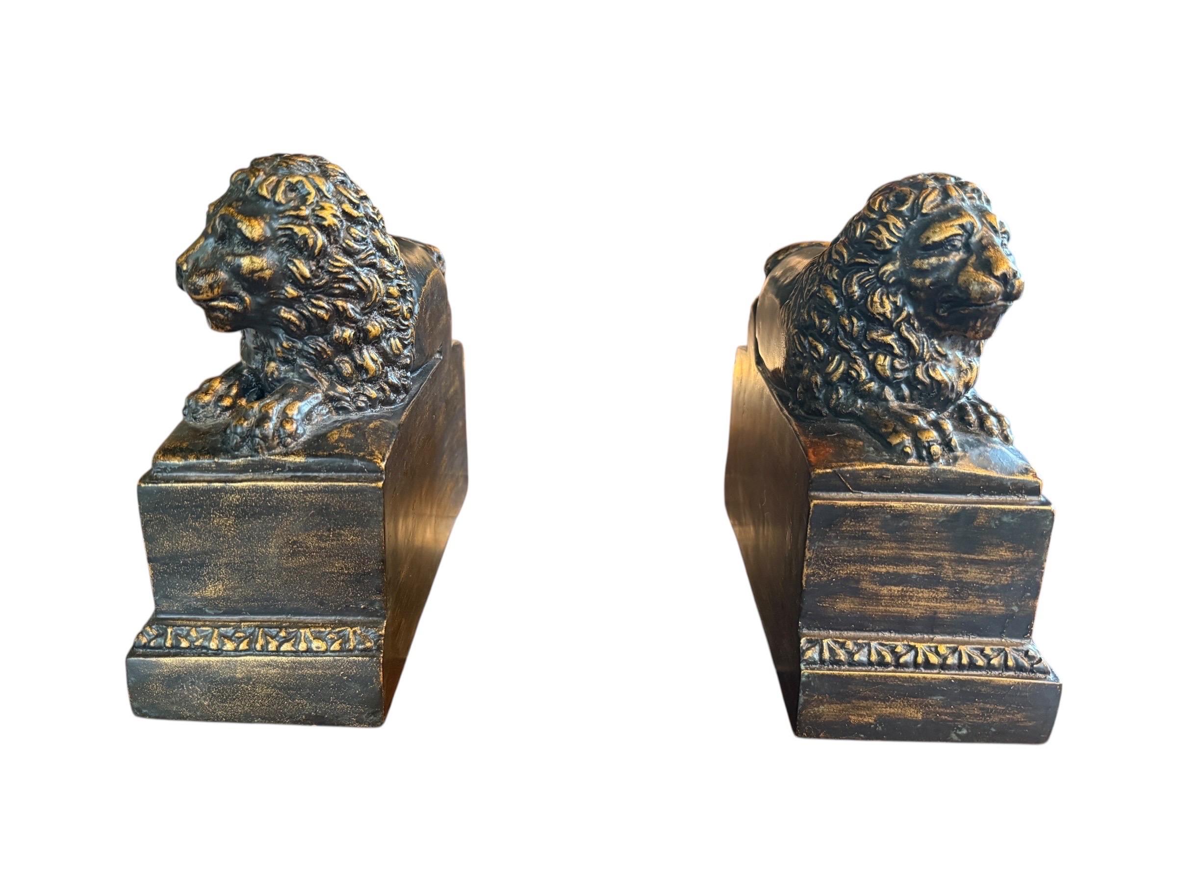 Hollywood Regency Coppia di fermalibri leone in stile Borghese Statue decorative in vendita