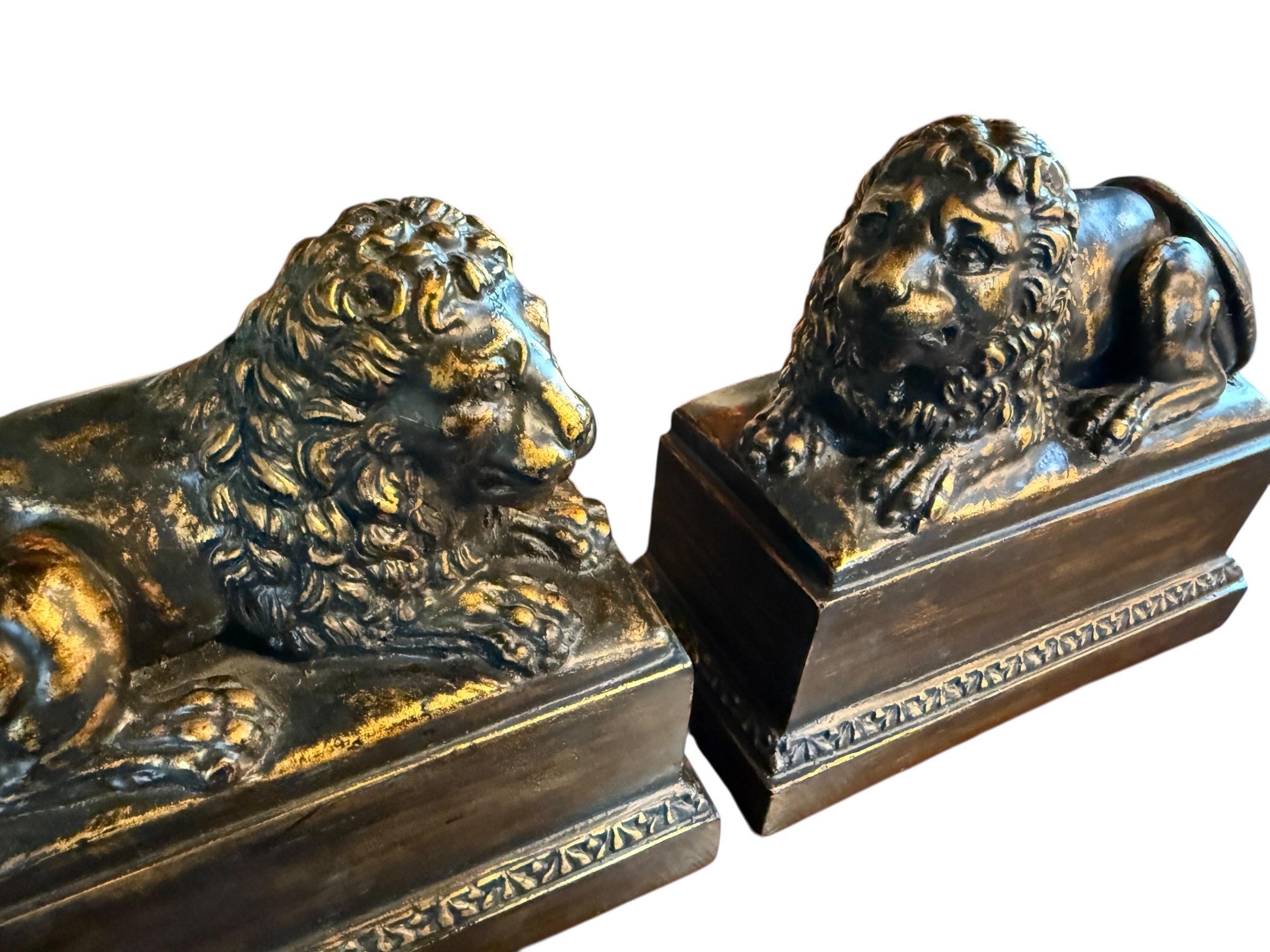 XX secolo Coppia di fermalibri leone in stile Borghese Statue decorative in vendita