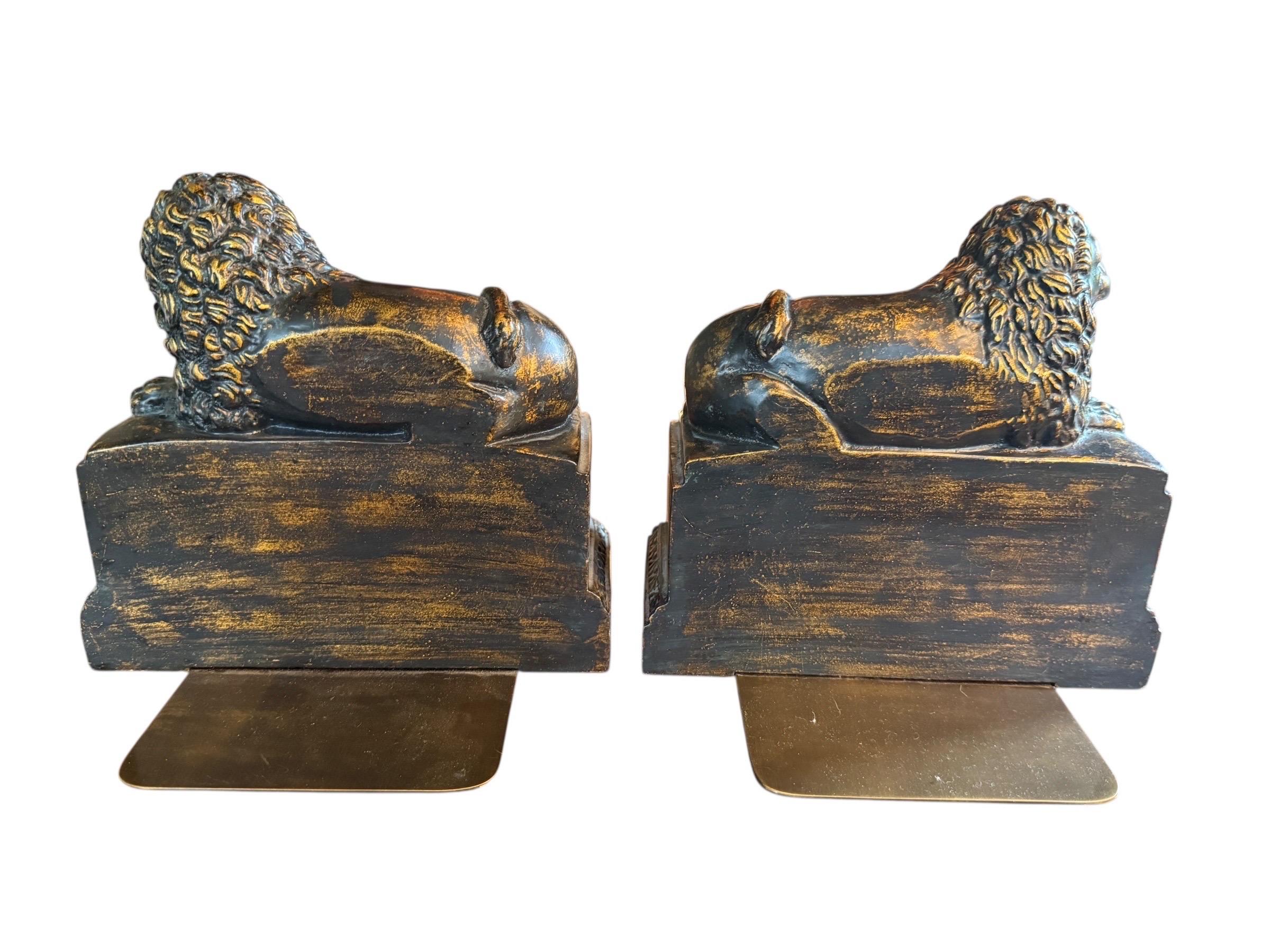 Ottone Coppia di fermalibri leone in stile Borghese Statue decorative in vendita