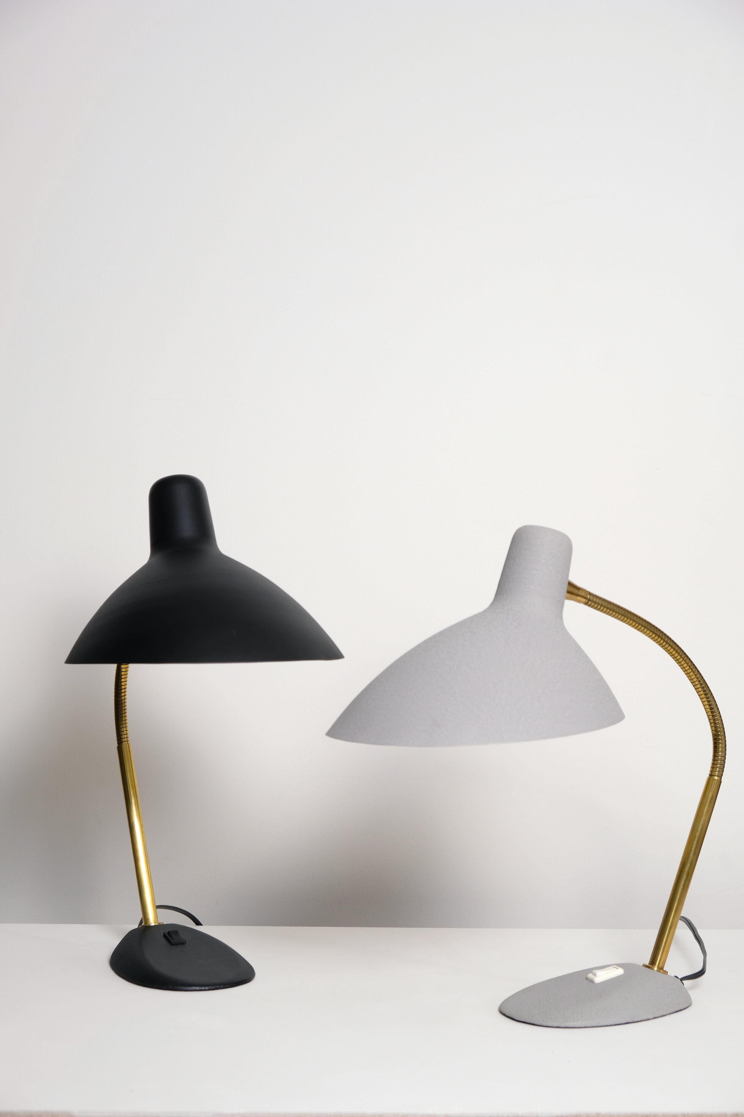 Große und elegante Schreibtischlampen von Boris Lacroix. Schwarz und perlgrau emaillierter Aluminiumschirm, flexibler Messingschwanenhals, emaillierter Stahlsockel.  60 Watt E-26 Edison Glühbirne mit mittlerem Sockel empfohlen oder höher, wenn
