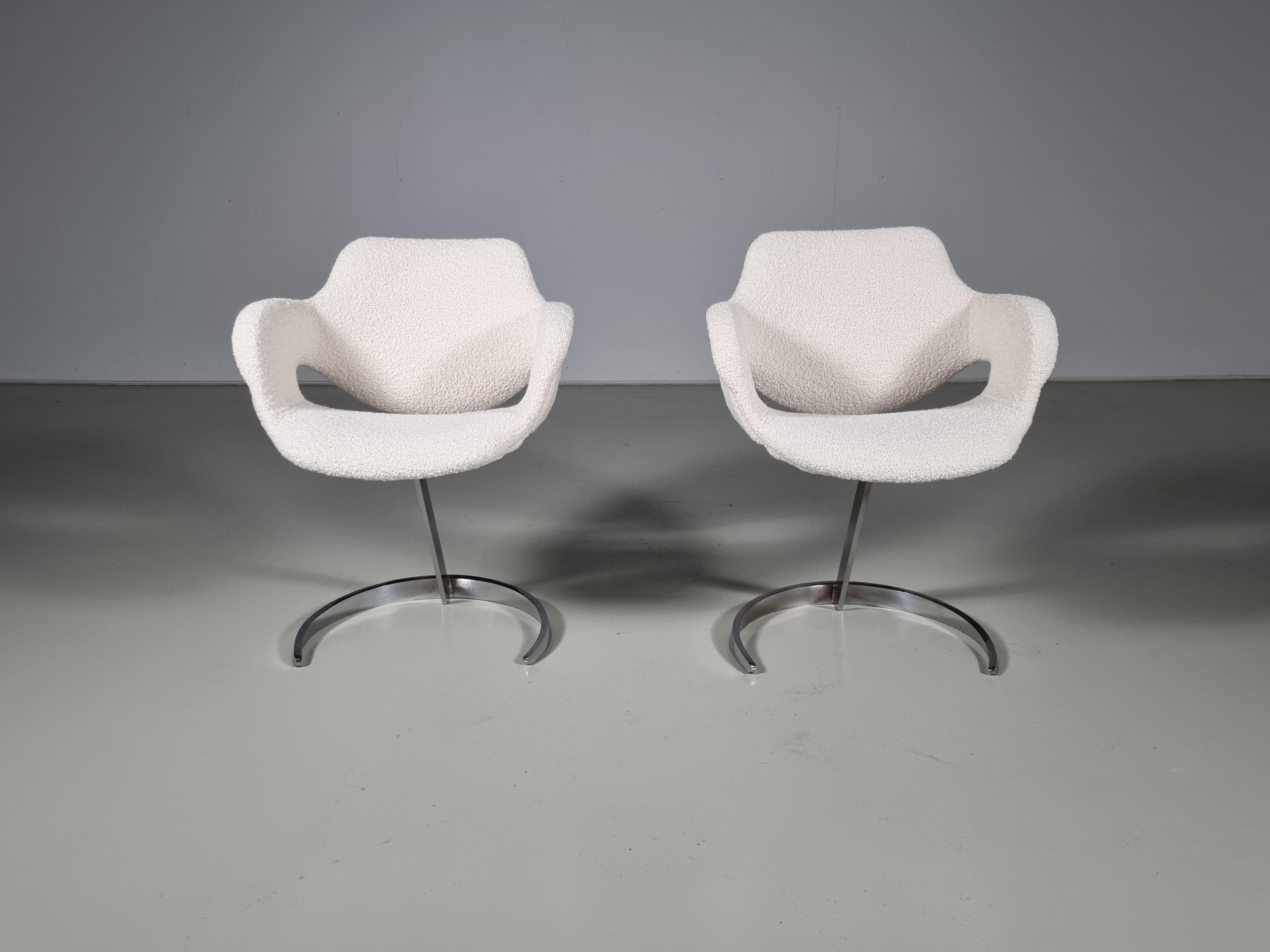 Boris Tabacoff Scimitar chairs for 'Mobilier Modulaire Moderne' (MMM), France, 1960s.

Boris Tabacoff is well known for his futuristic-looking pieces during the 1960s. These 'Scimitar