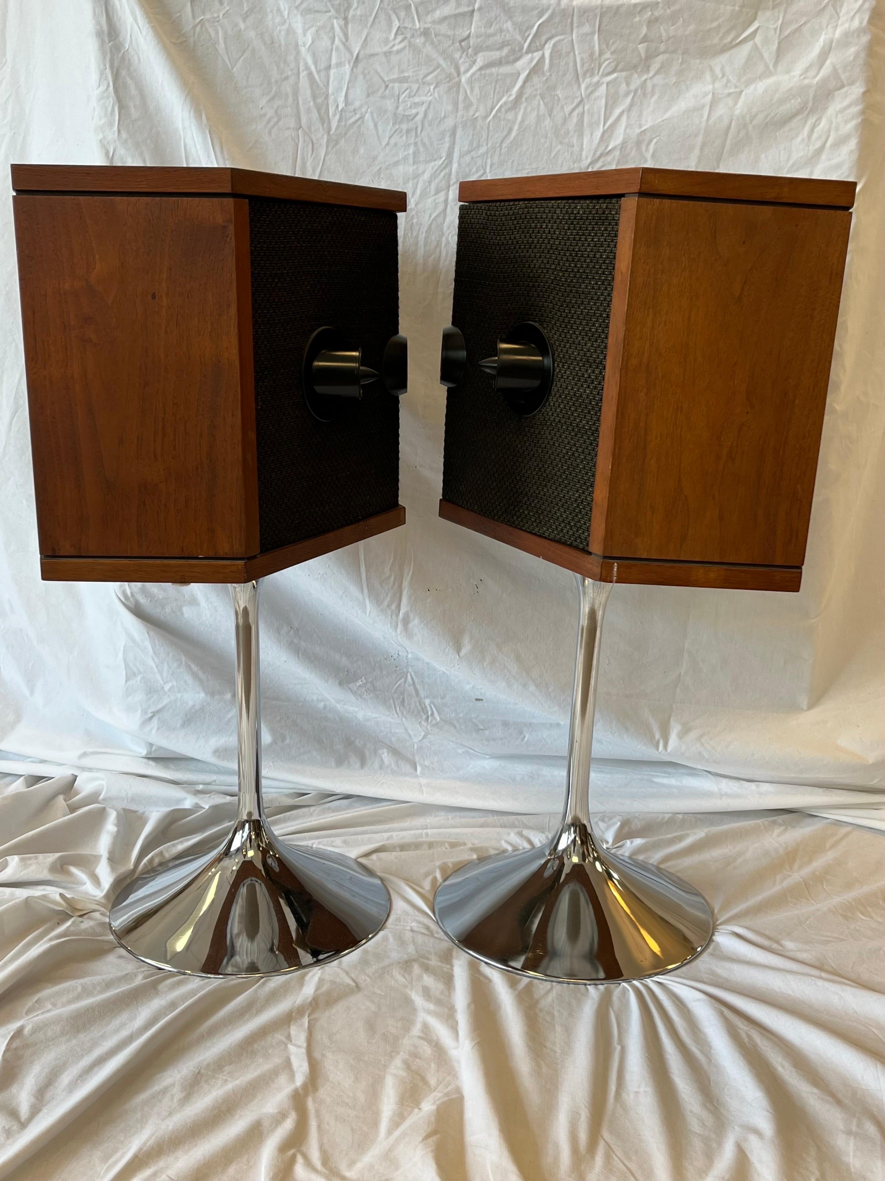 A vintage, late 20th century pair of the now discontinued and always highly coveted Bose 901 speakers. This pair of 901 direct / reflecting speakers by Bose is presented on the incredibly desirable Eero Saarinen chrome tulip bases. While I have not