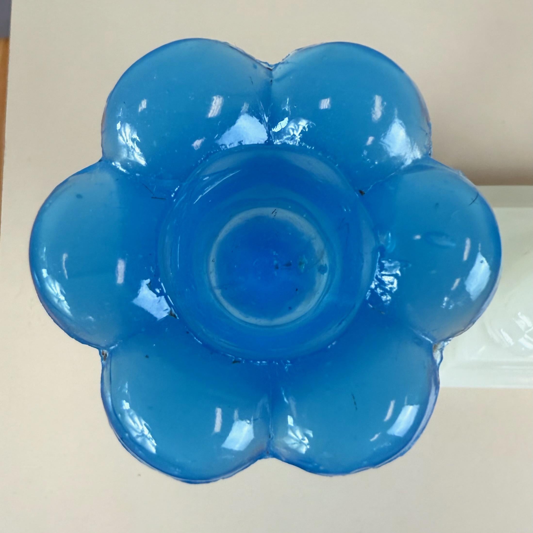 Pareja de vidrios de Boston y Sandwich Glass Co. Candeleros Delfín Blanco y Azul, 1840-60 en venta 2