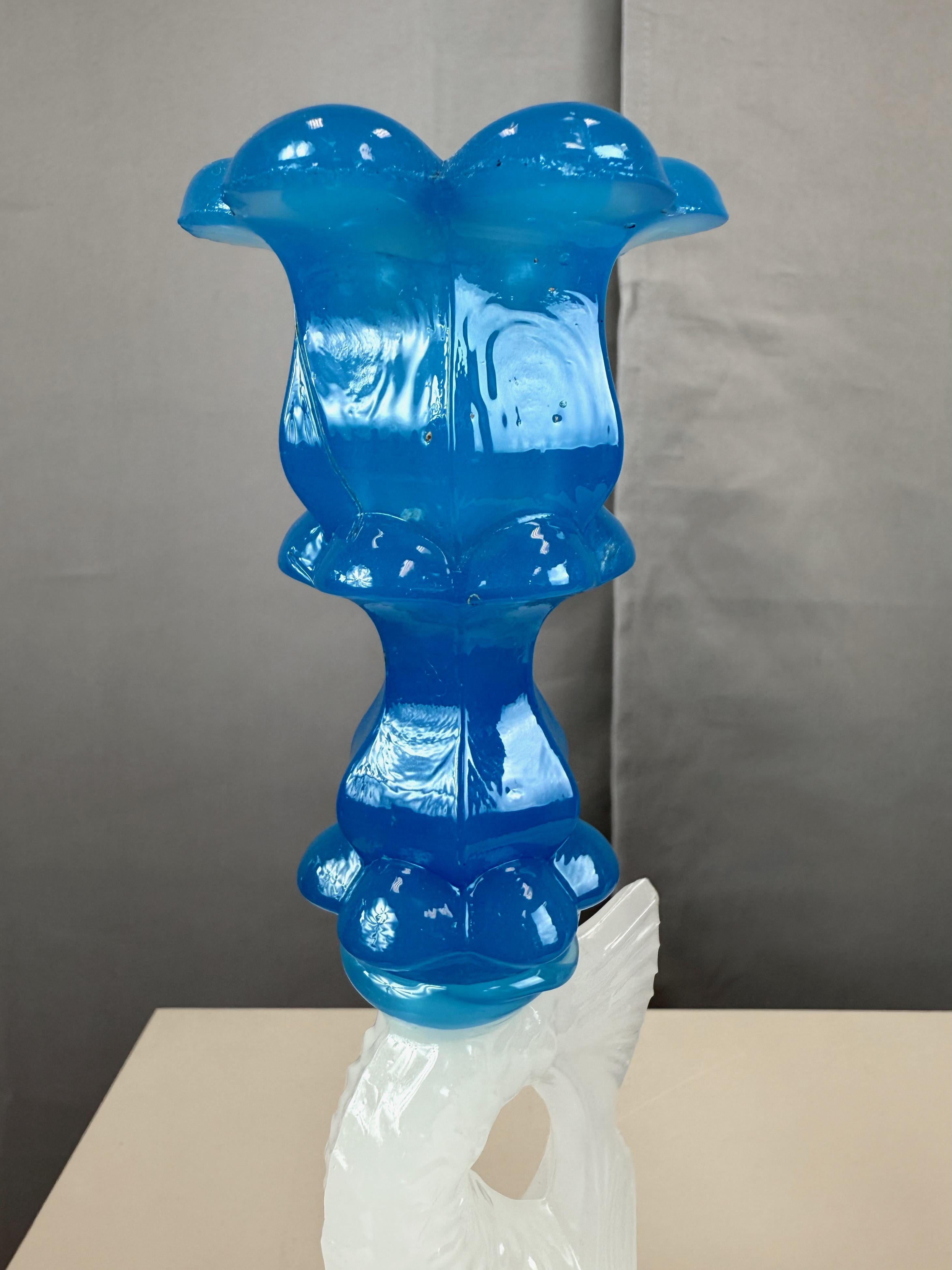 Pareja de vidrios de Boston y Sandwich Glass Co. Candeleros Delfín Blanco y Azul, 1840-60 en venta 3