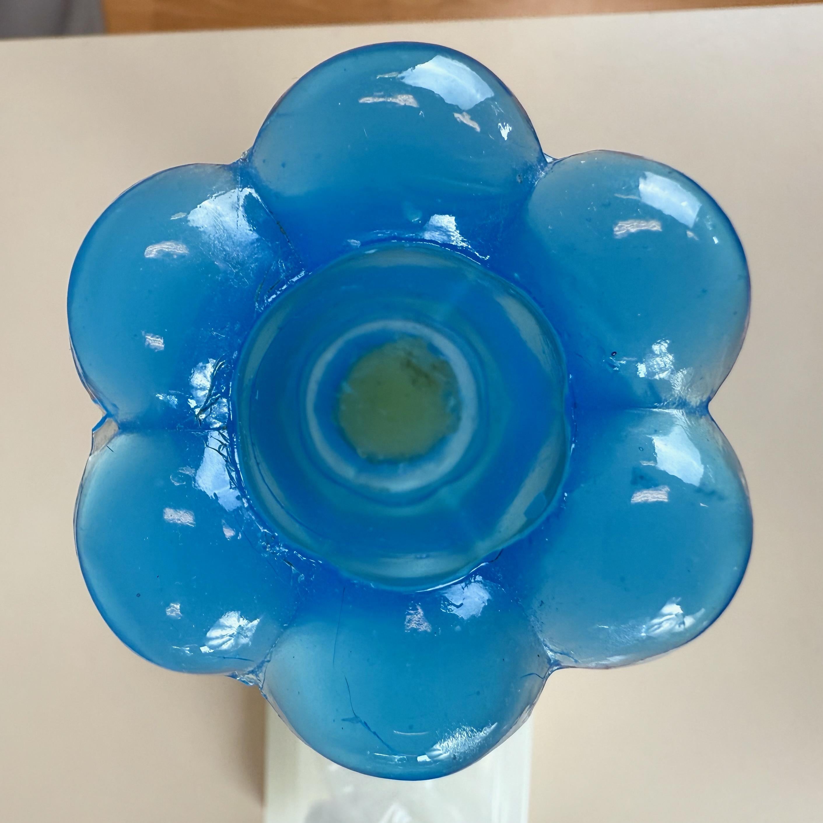 Pareja de vidrios de Boston y Sandwich Glass Co. Candeleros Delfín Blanco y Azul, 1840-60 en venta 6