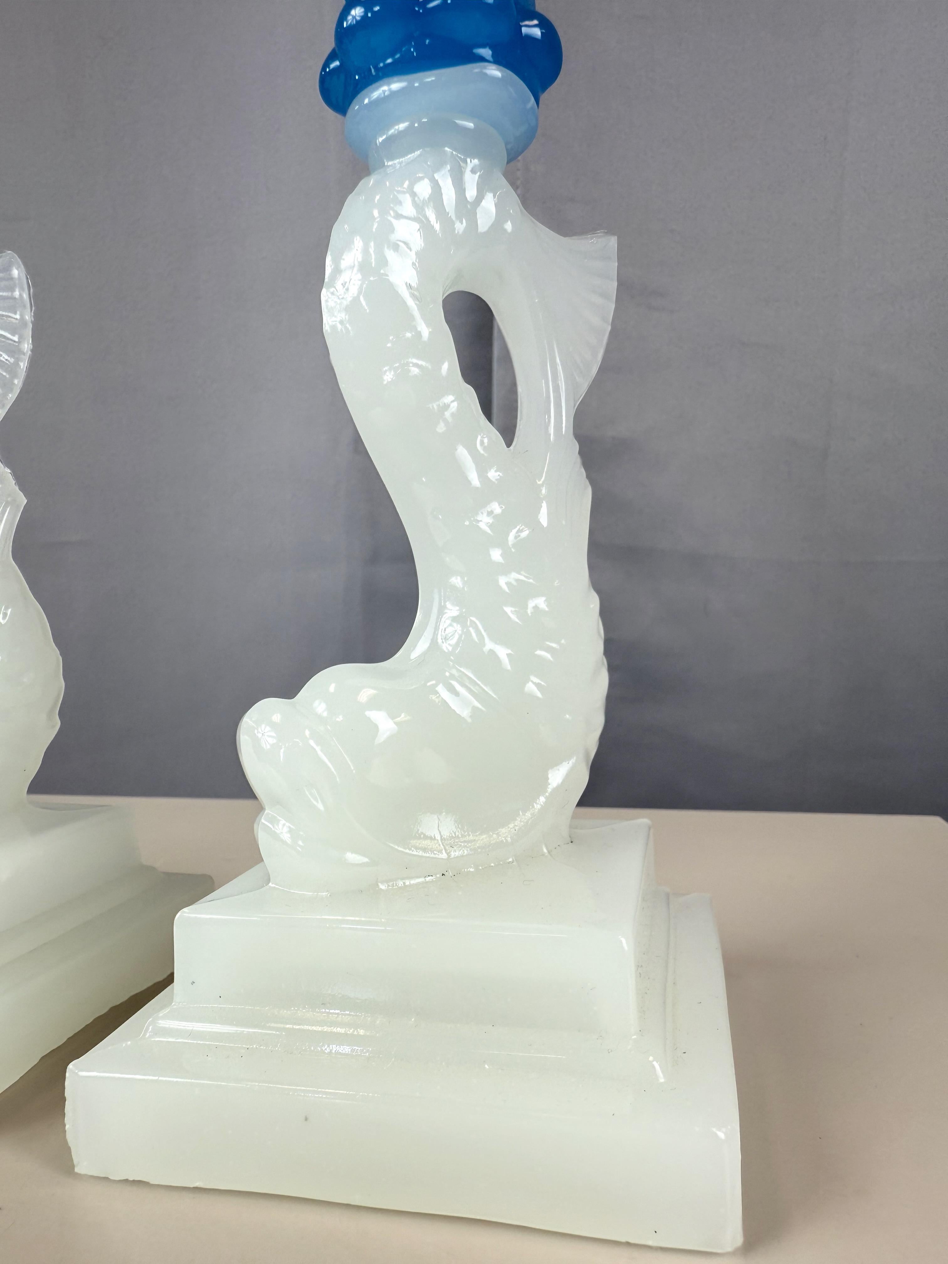 Pareja de vidrios de Boston y Sandwich Glass Co. Candeleros Delfín Blanco y Azul, 1840-60 en venta 8