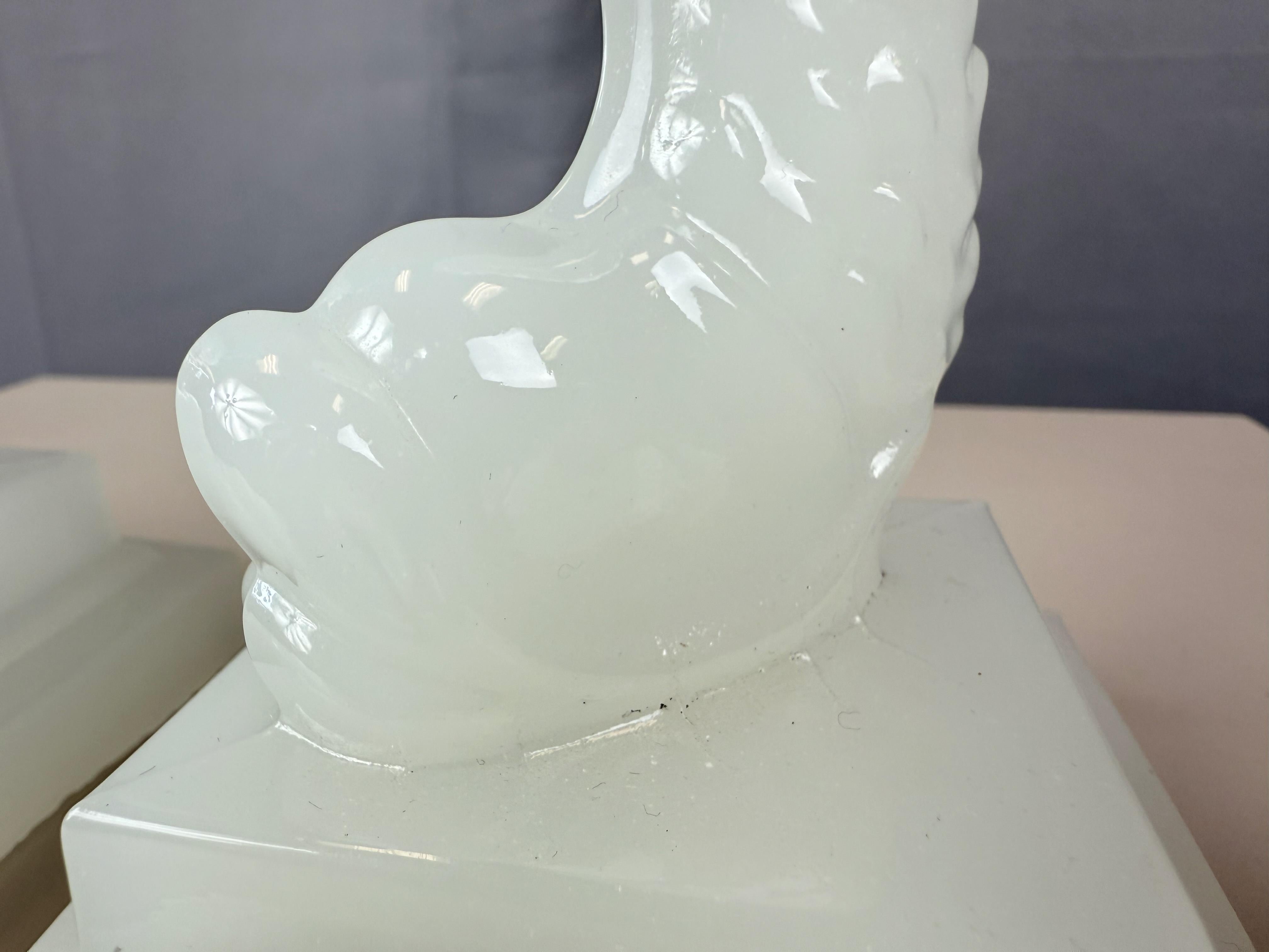 Pareja de vidrios de Boston y Sandwich Glass Co. Candeleros Delfín Blanco y Azul, 1840-60 en venta 9